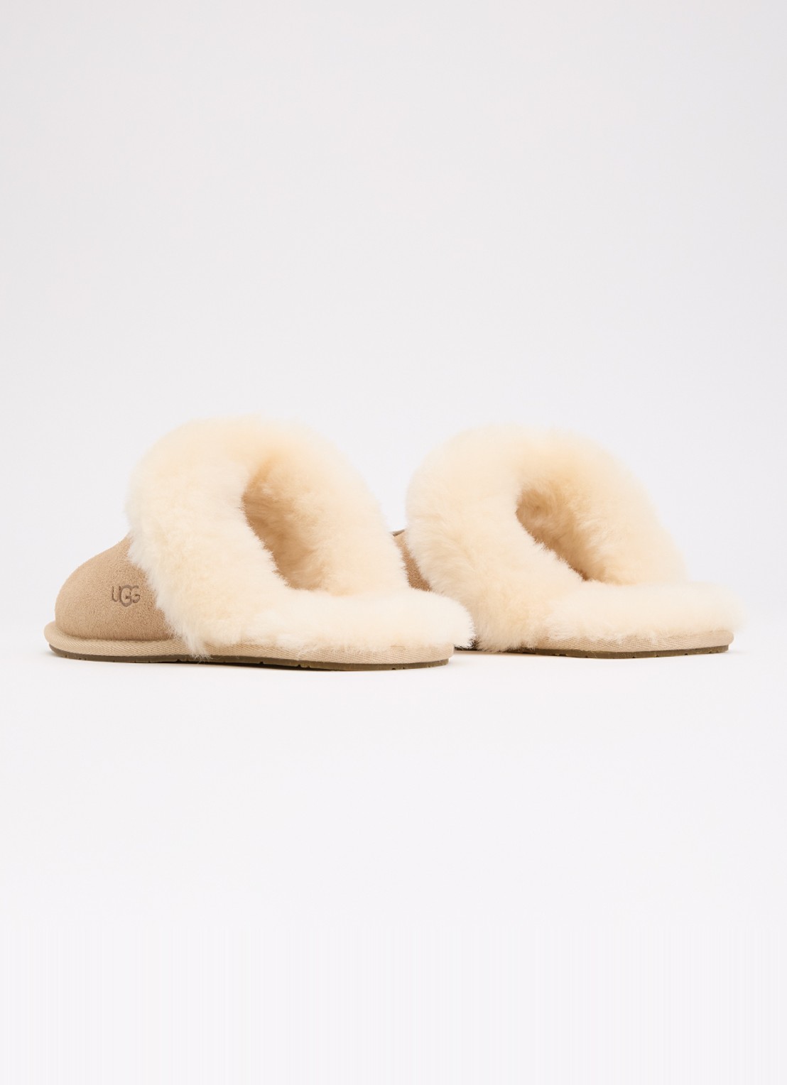 UGG Scuffette II pantoffel met schapenvacht  - achterkant 5 zand