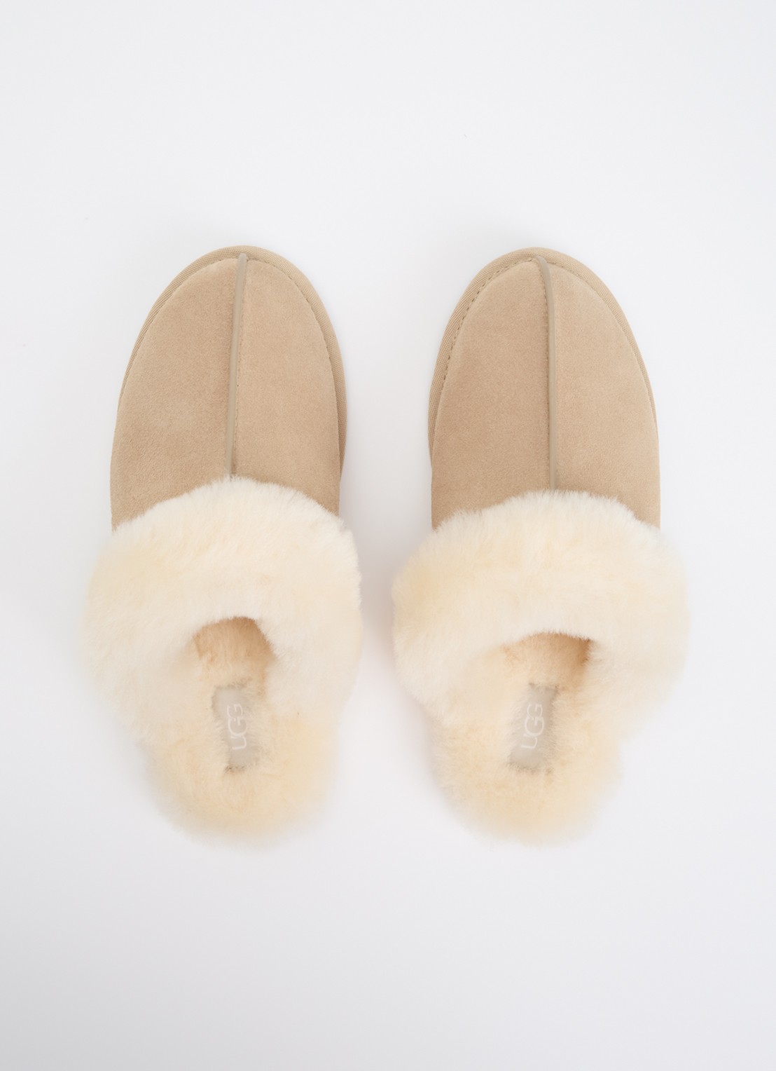 UGG Scuffette II pantoffel met schapenvacht  - detail 2 zand