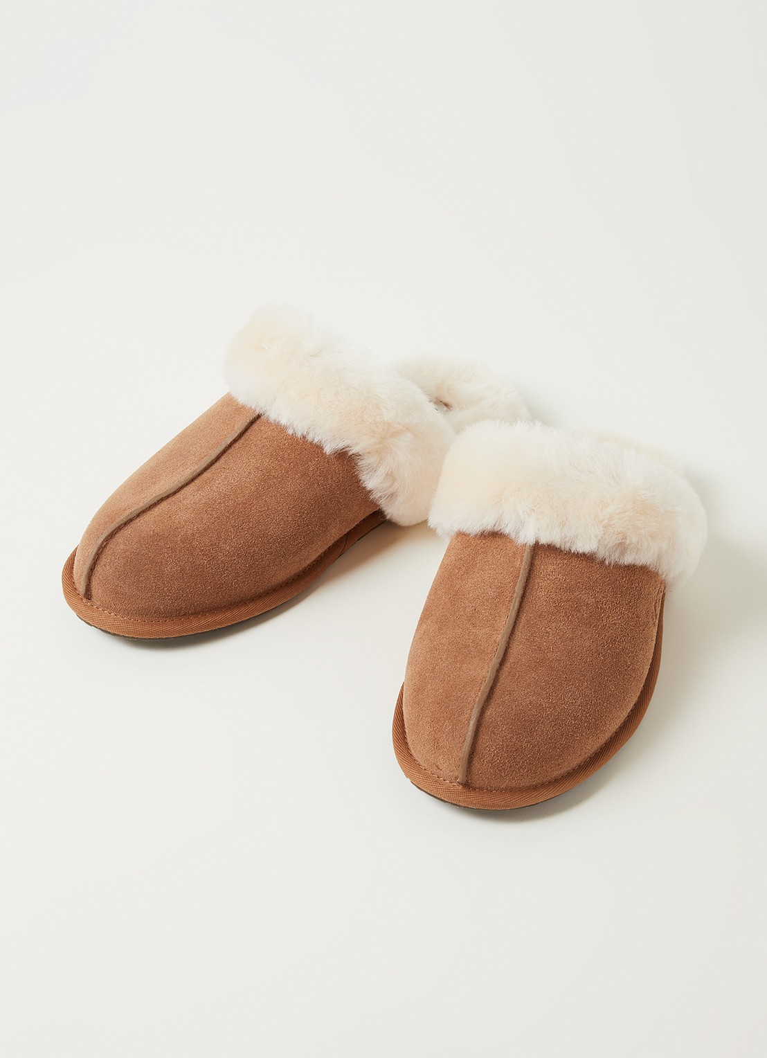UGG Scuffette II pantoffel met schapenvacht  - detail 3 cognac