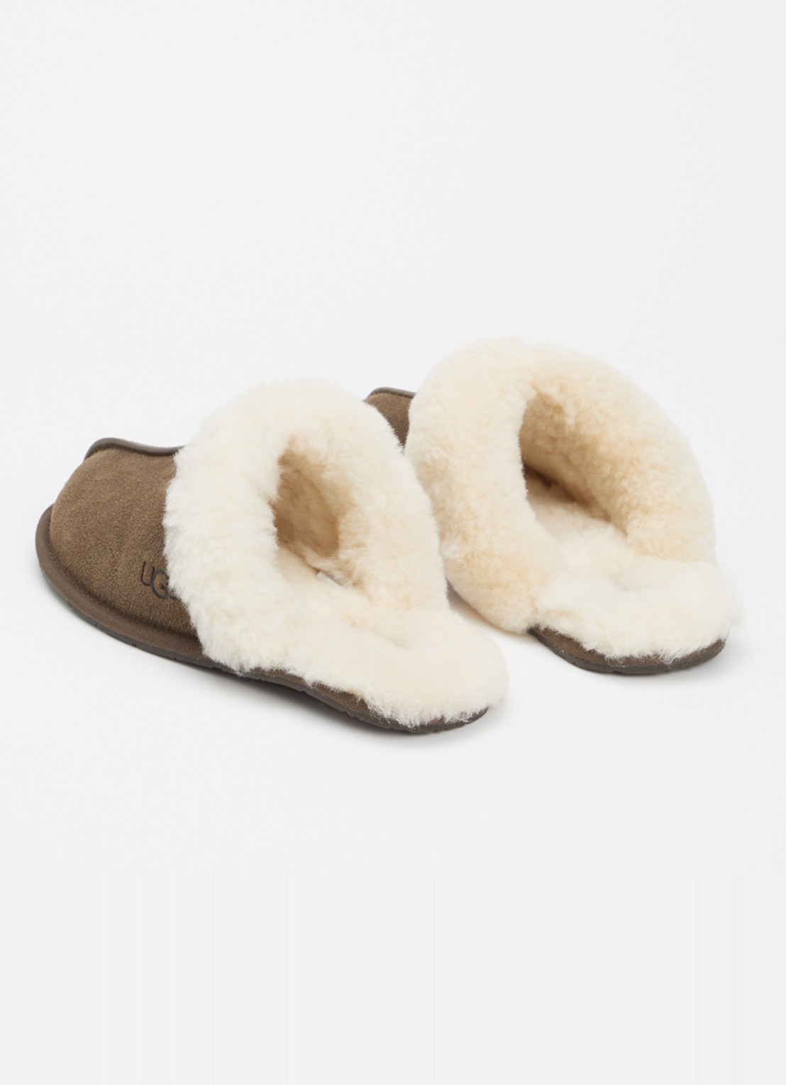 UGG Scuffette II pantoffel van suède - achterkant donkerbeige