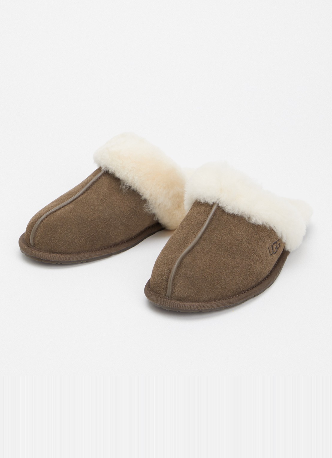 UGG Scuffette II pantoffel van suède - detail 2 donkerbeige