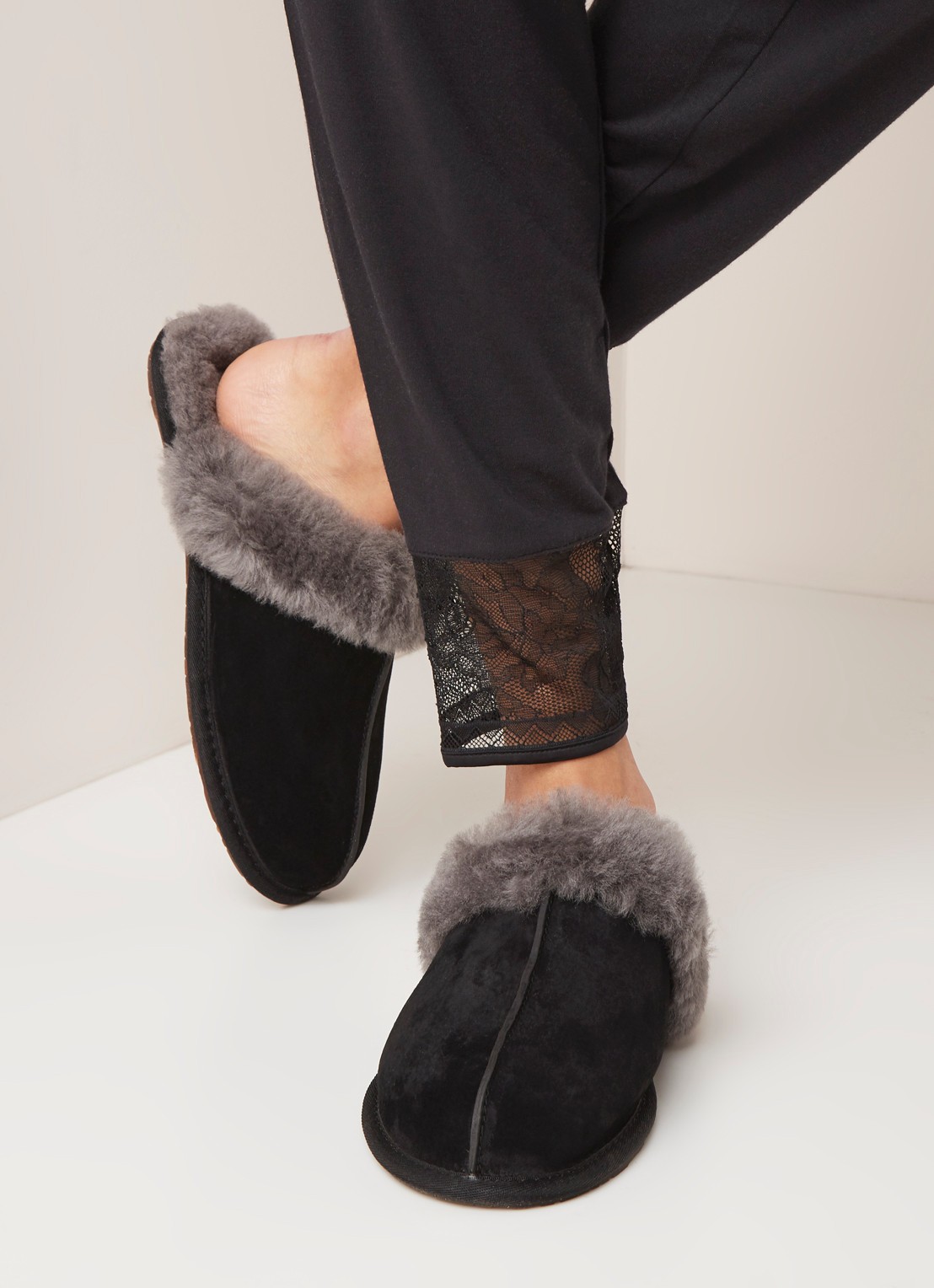 UGG Scuffette II pantoffel van suède - voorkant 5 zwart