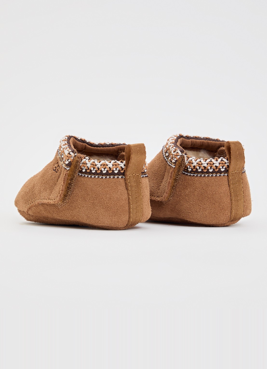 UGG Tasman babyschoentje van suède met logo - achterkant 4 cognac