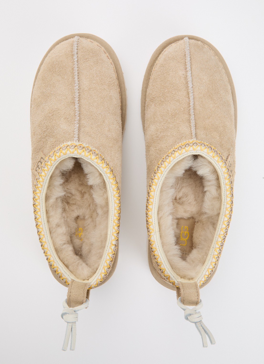 UGG Tasman Biarritz instapper van suède - detail 2 donkerbeige
