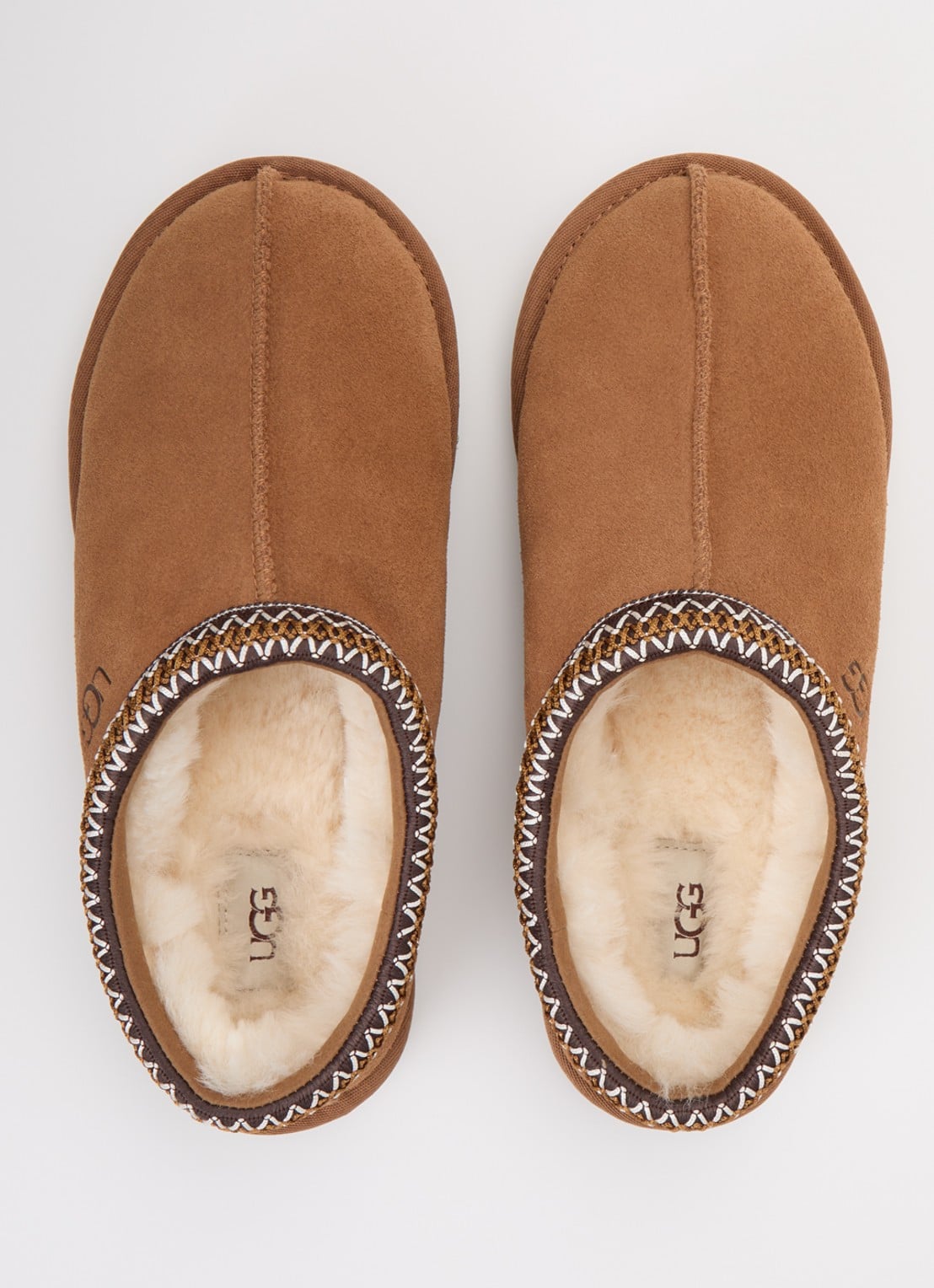 UGG Tasman ll instapper van suède - detail 2 kastanjebruin