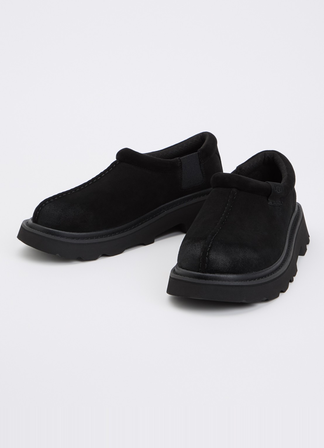 UGG Tasman Lug instapper van suède - detail zwart