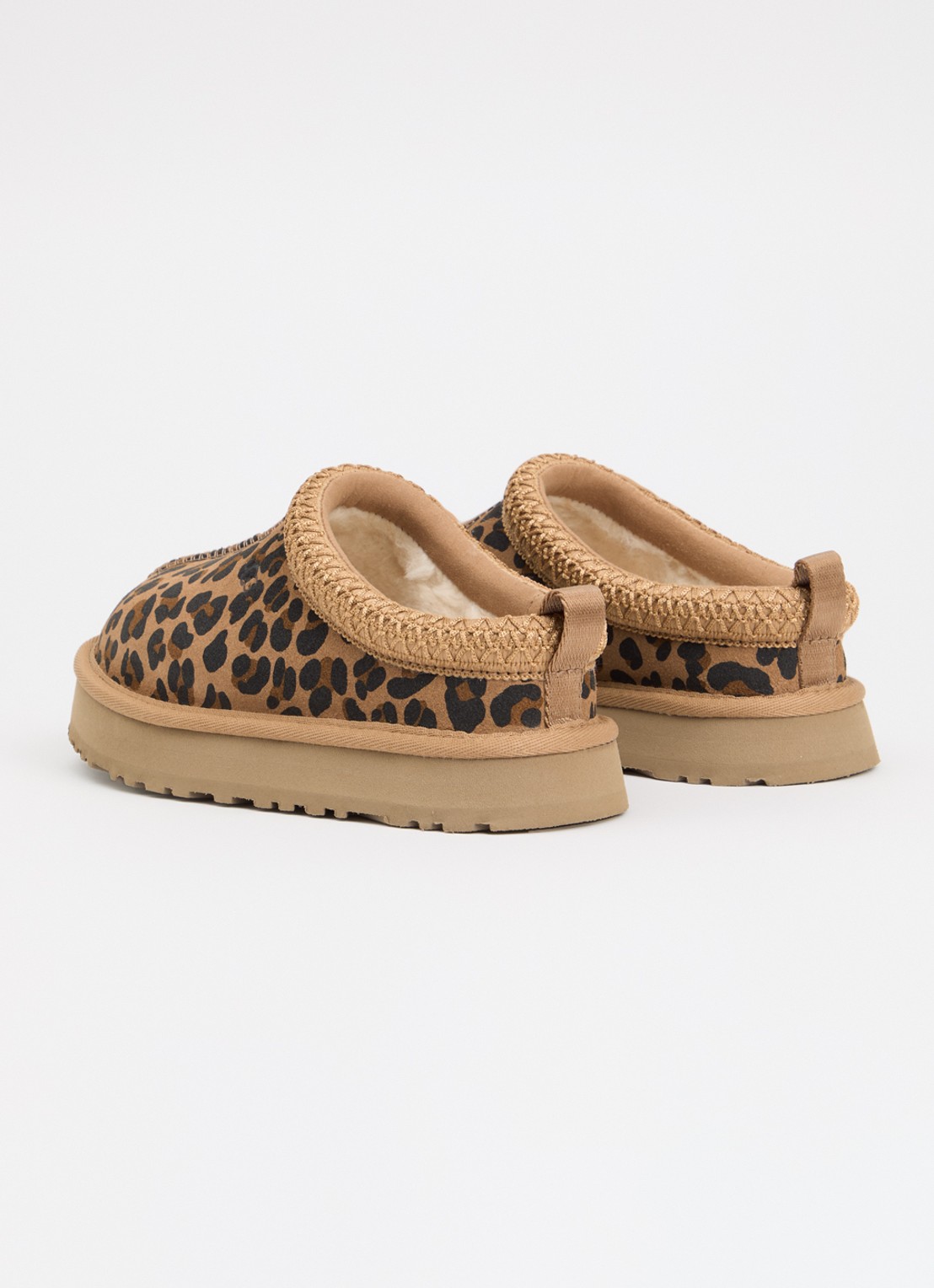 UGG Tazz instapper van suède met panterprint - achterkant camel