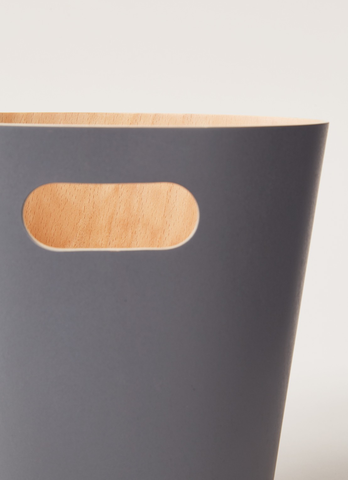 Umbra Woodrow prullenbak 7,5 liter - detail donkergrijs