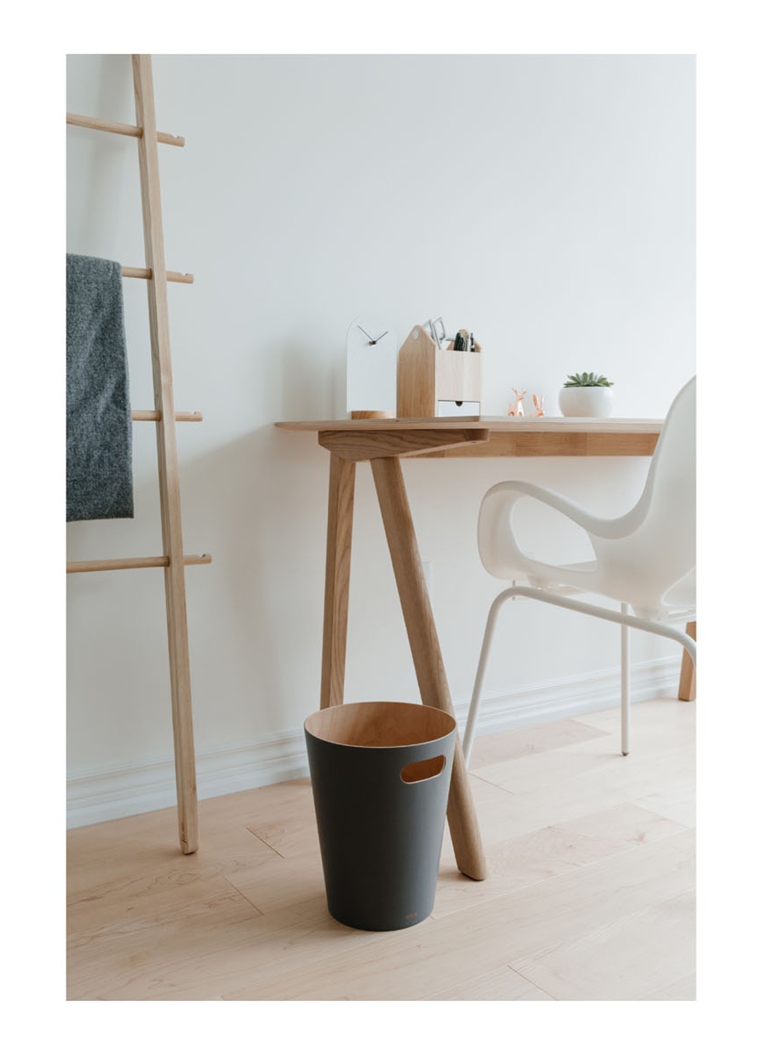 Umbra Woodrow prullenbak 7,5 liter - voorkant 4 donkergrijs