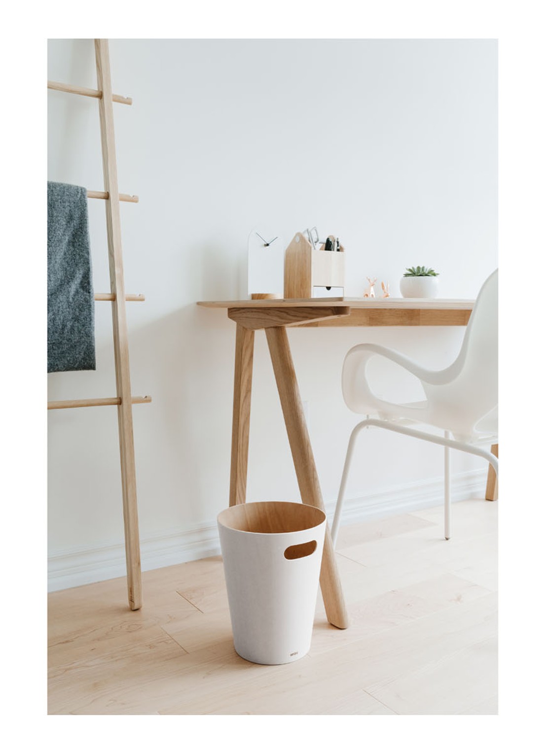 Umbra Woodrow prullenbak 7,5 liter - voorkant 2 wit