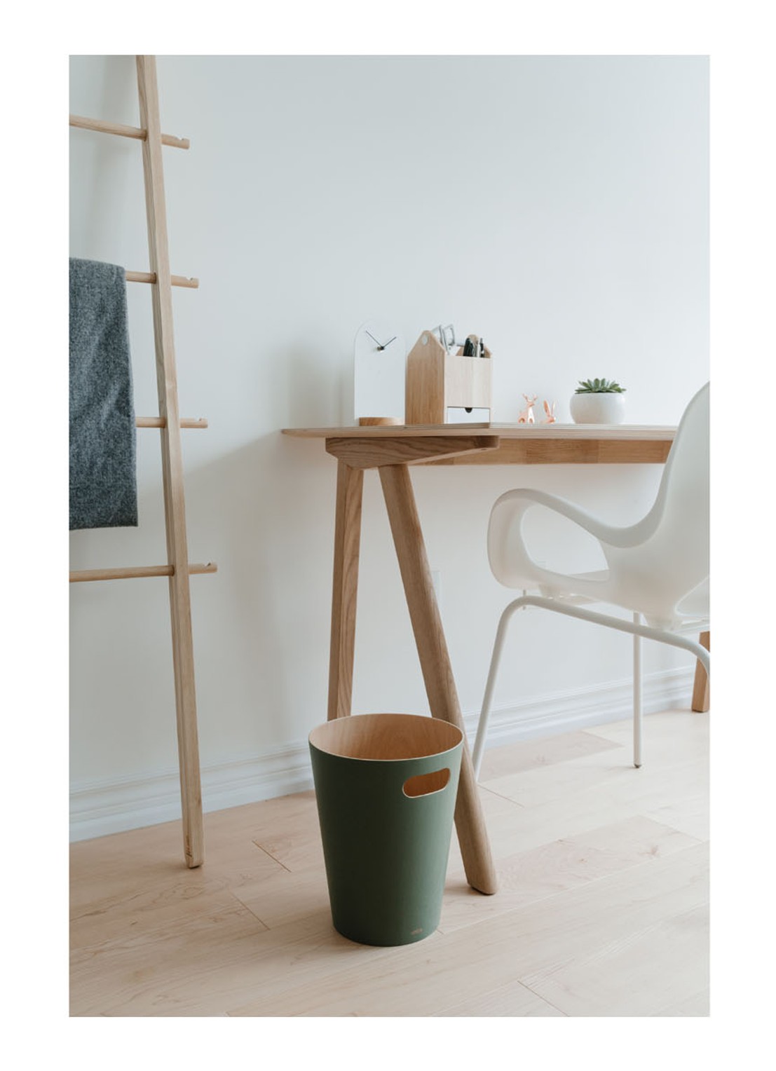 Umbra Woodrow prullenbak 7,5 liter - voorkant 3 legergroen