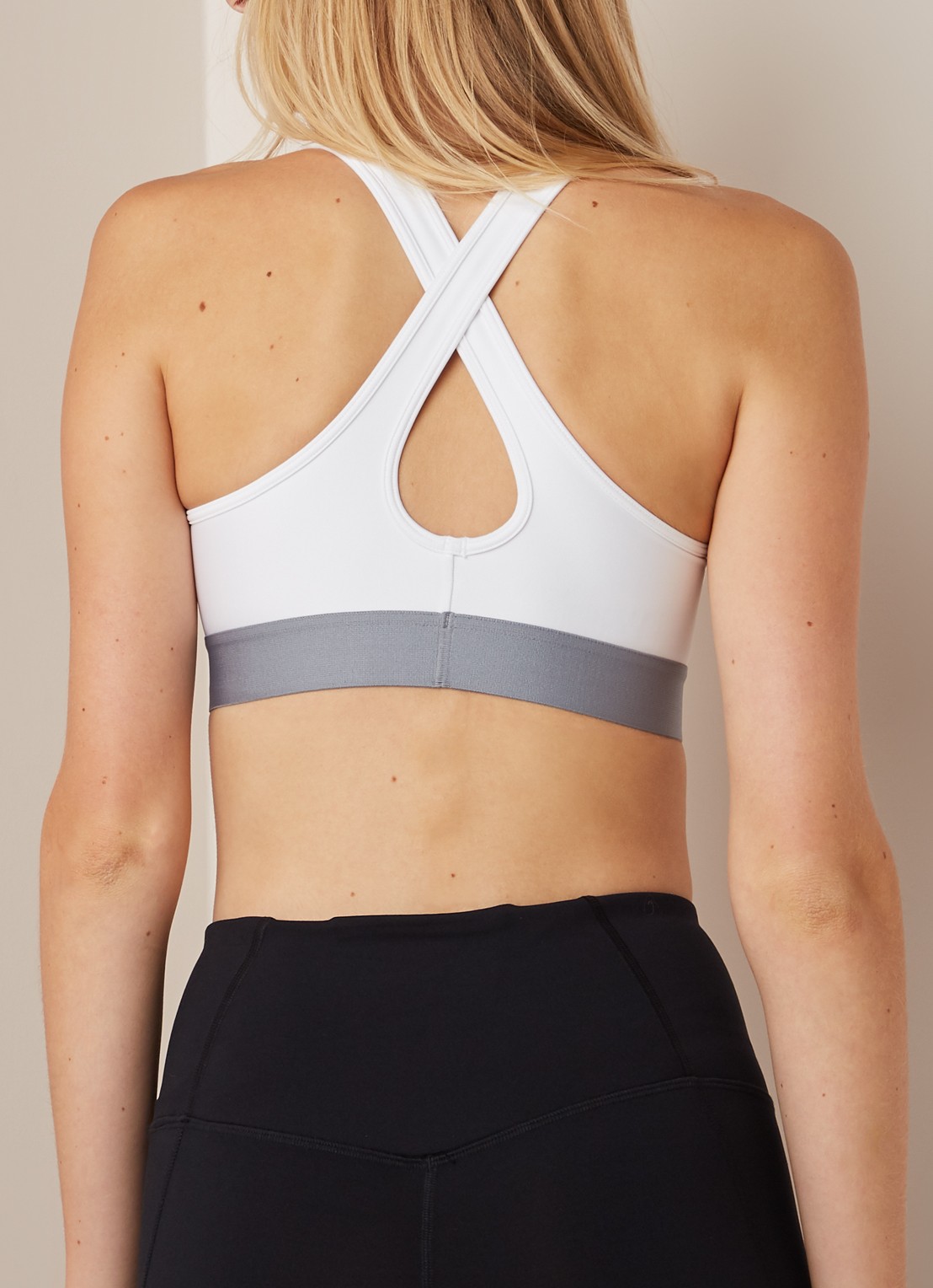 Under Armour Armour Crossback sport bh met medium support - achterkant 4 wit