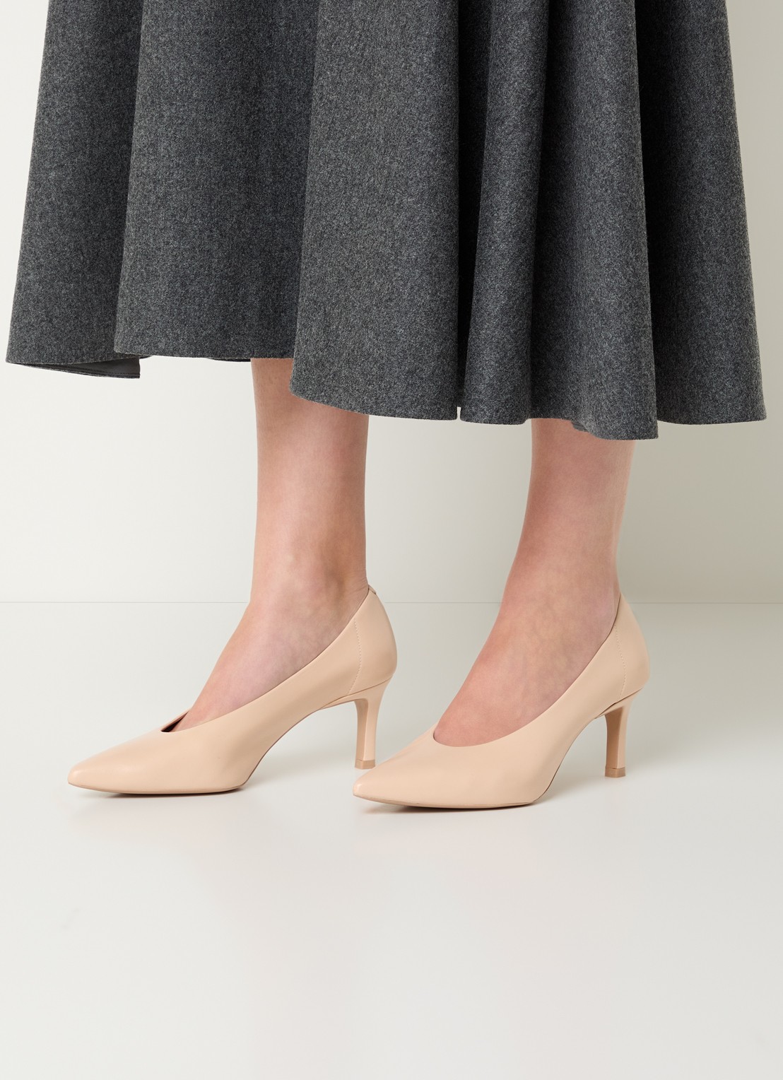 Unisa Lenis pump van leer - voorkant 6 beige