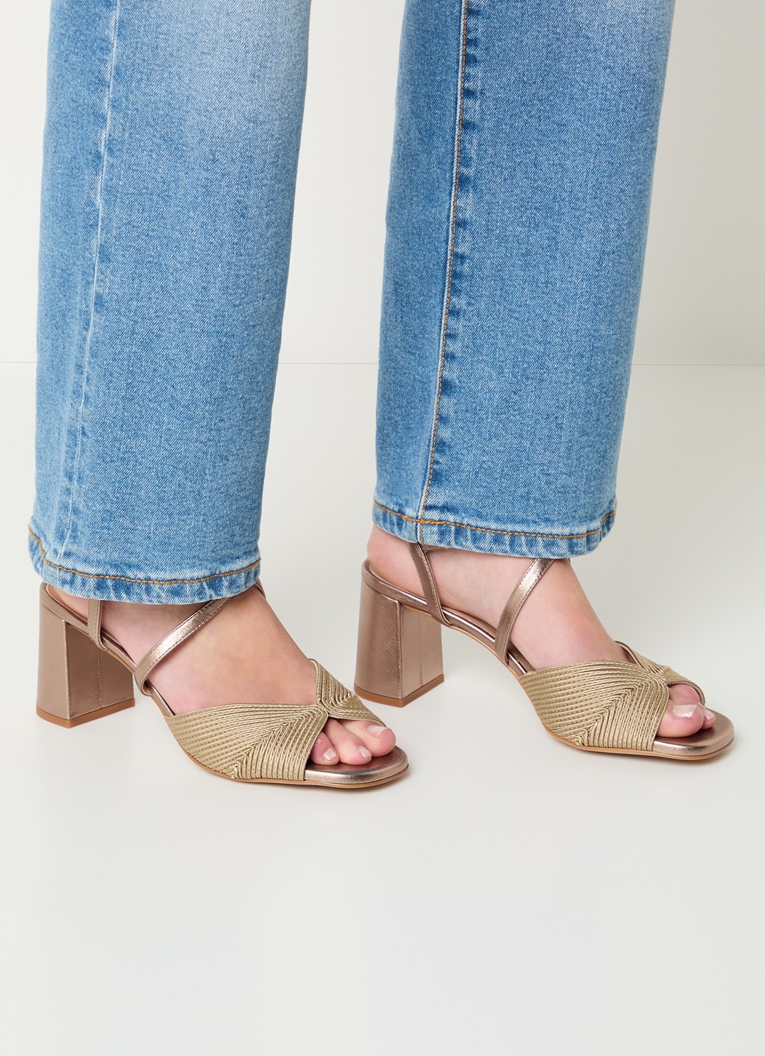 Unisa Maxin sandalette met metallic finish - voorkant 2 goud