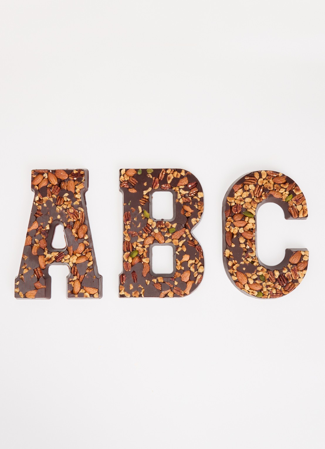 Urban Cacao Pure chocoladeletter met noten 180 gram - detail a