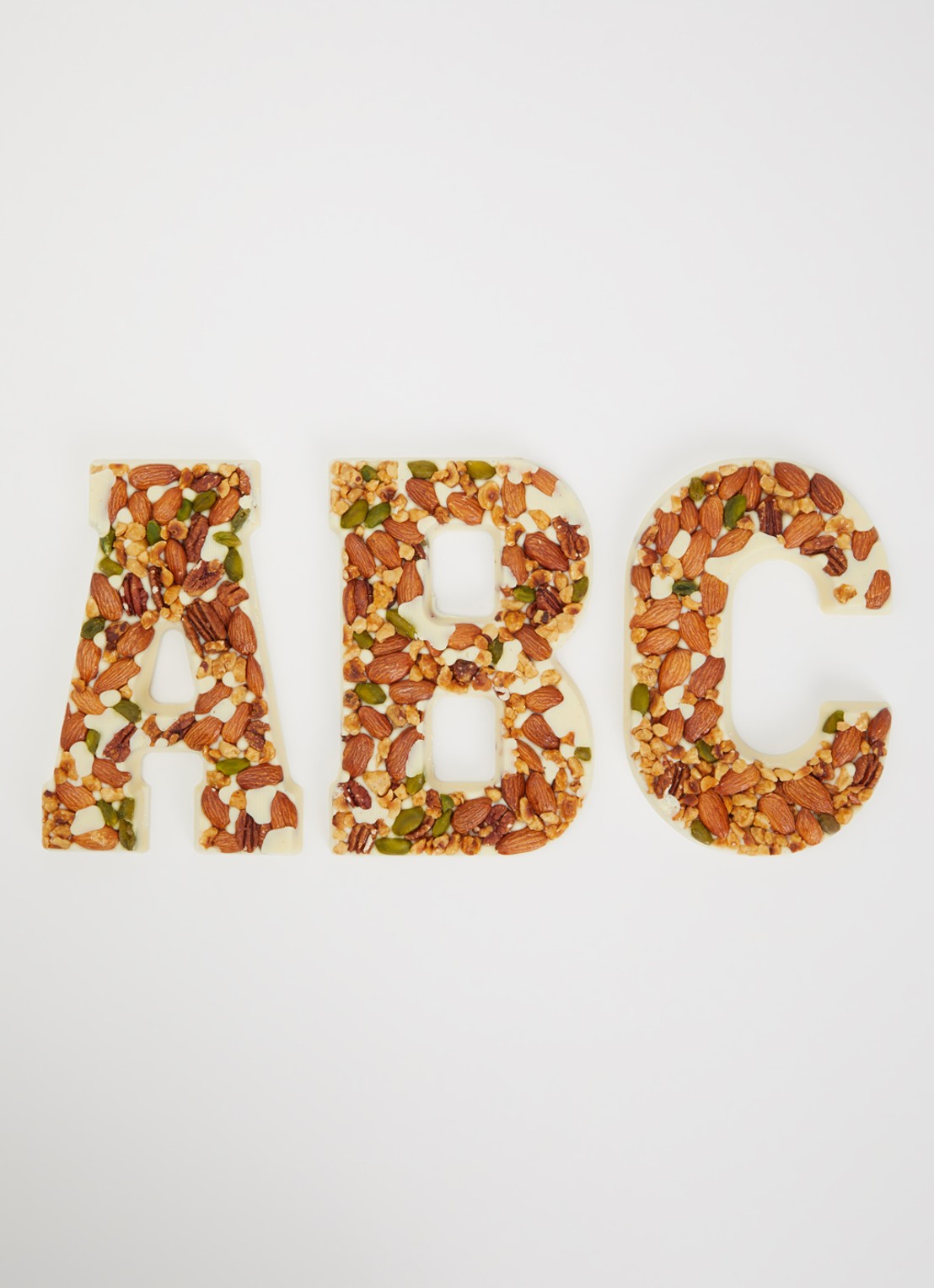 Urban Cacao Witte chocoladeletter met noten 180 gram - detail 3 a