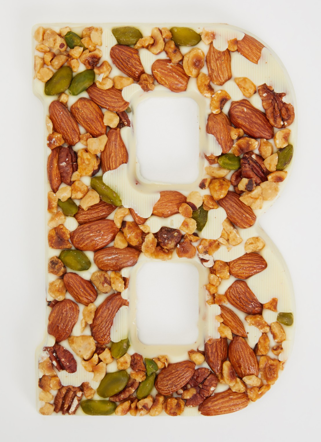 Urban Cacao Witte chocoladeletter met noten 180 gram - voorkant 2 b