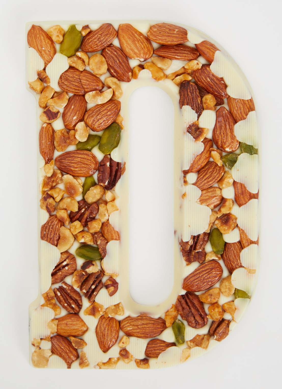 Urban Cacao Witte chocoladeletter met noten 180 gram - voorkant 2 d