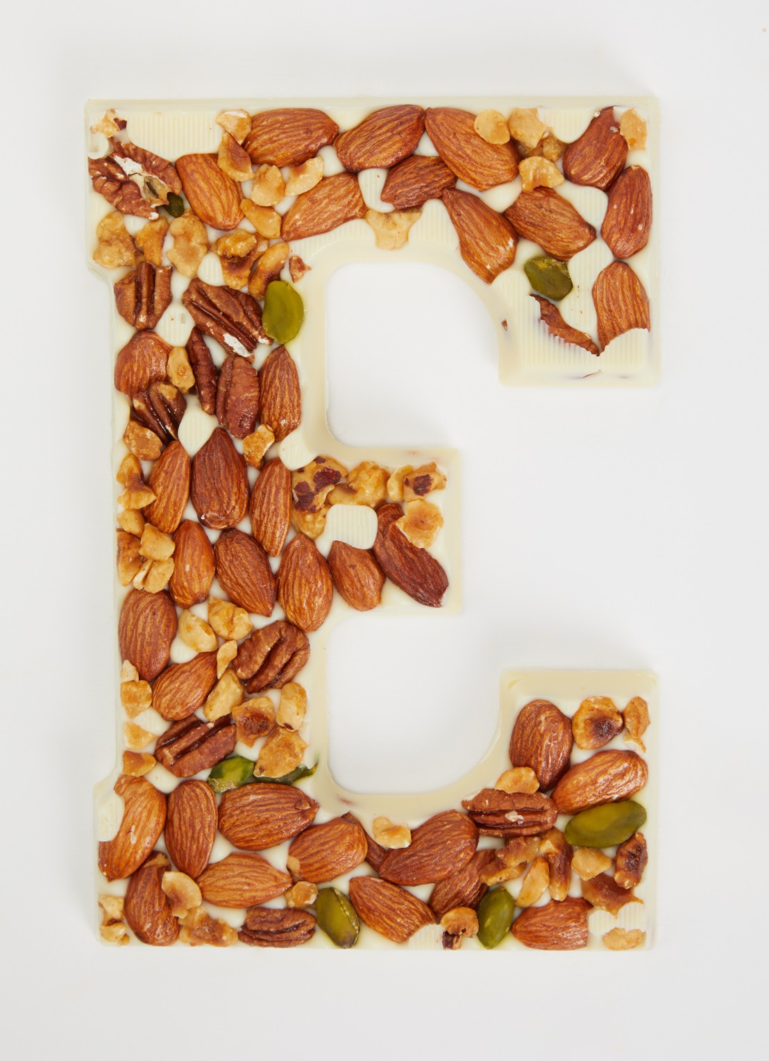 Urban Cacao Witte chocoladeletter met noten 180 gram - voorkant 2 e