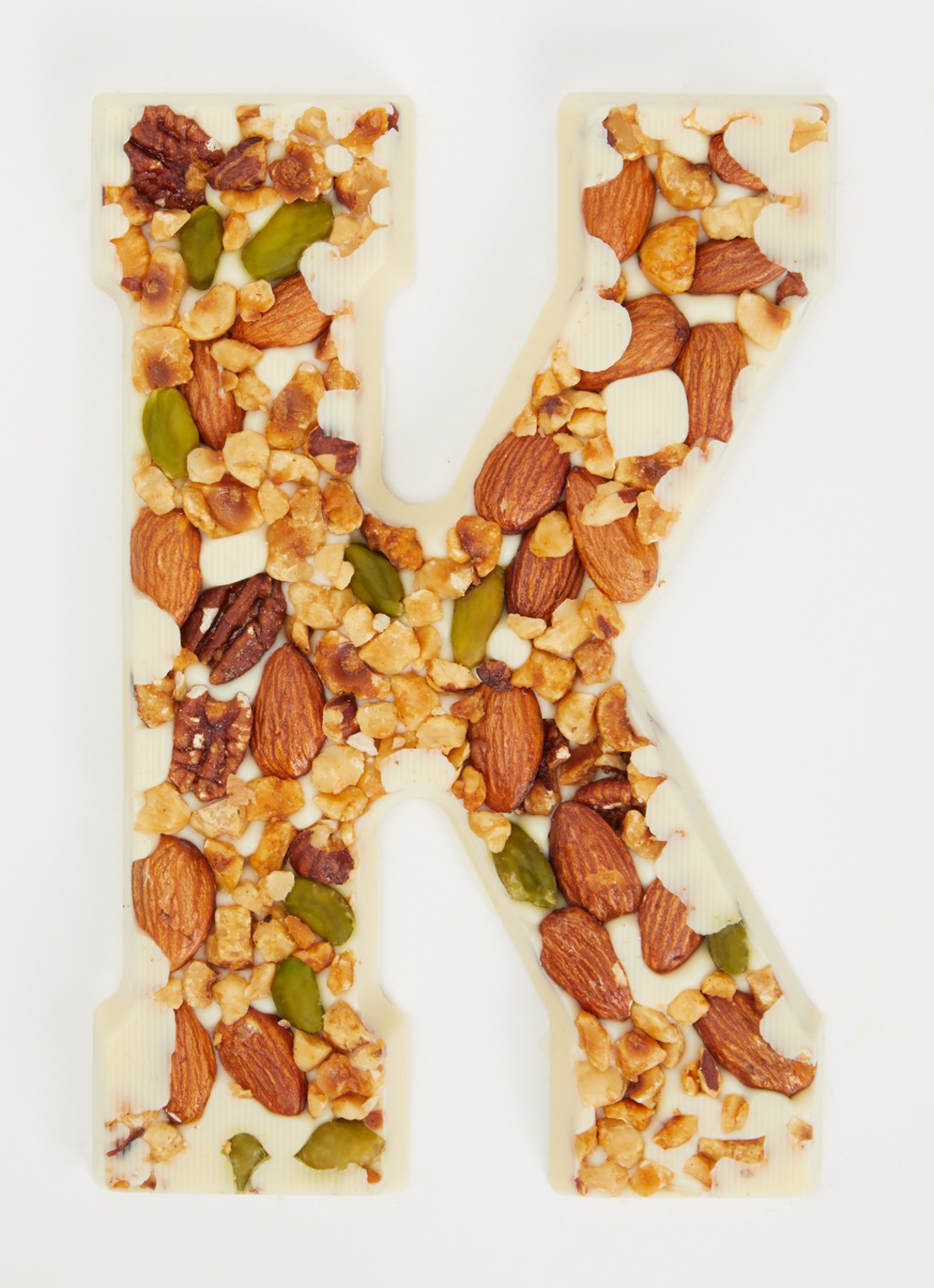 Urban Cacao Witte chocoladeletter met noten 180 gram - voorkant 2 k