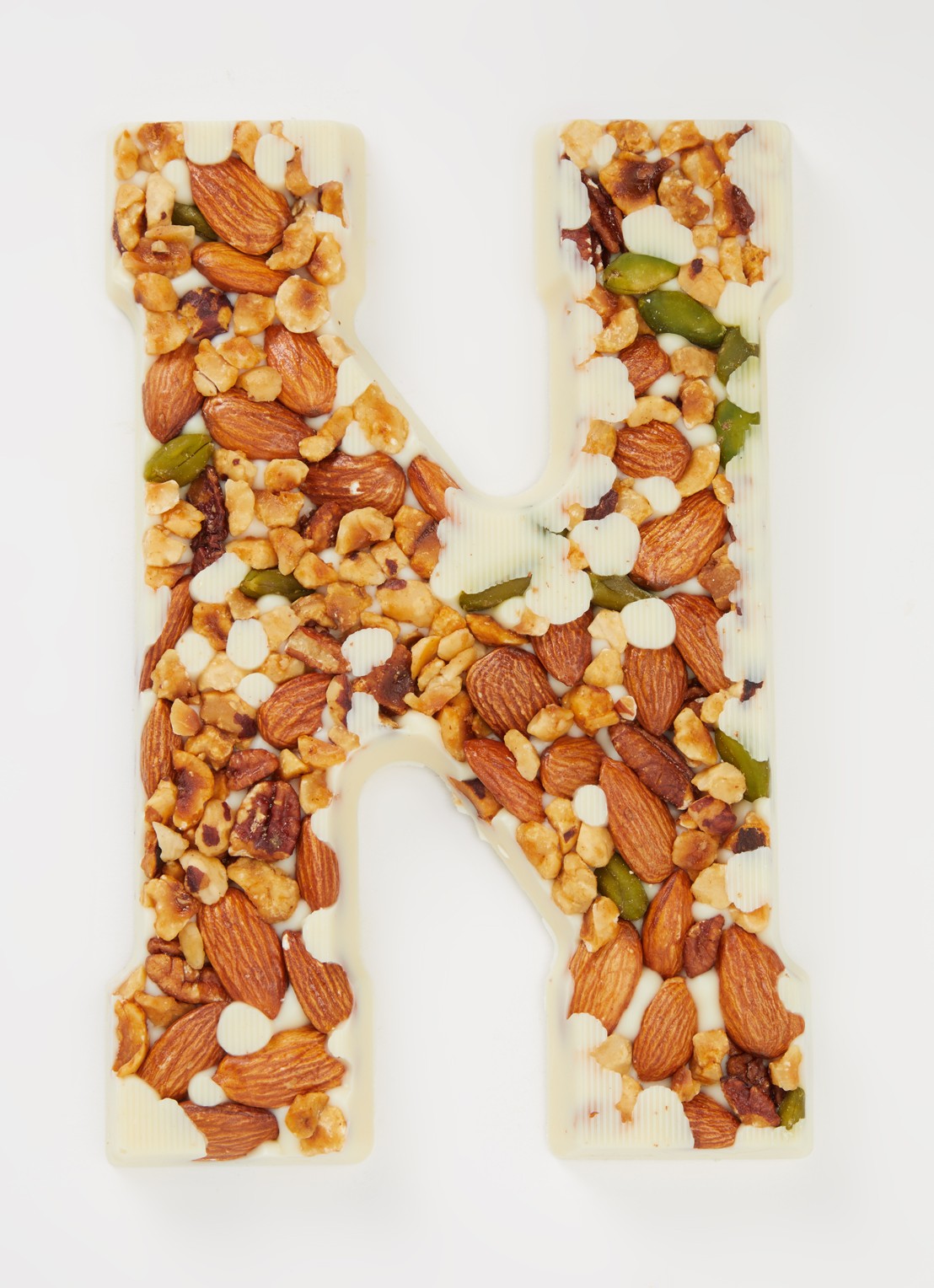 Urban Cacao Witte chocoladeletter met noten 180 gram - voorkant 2 n