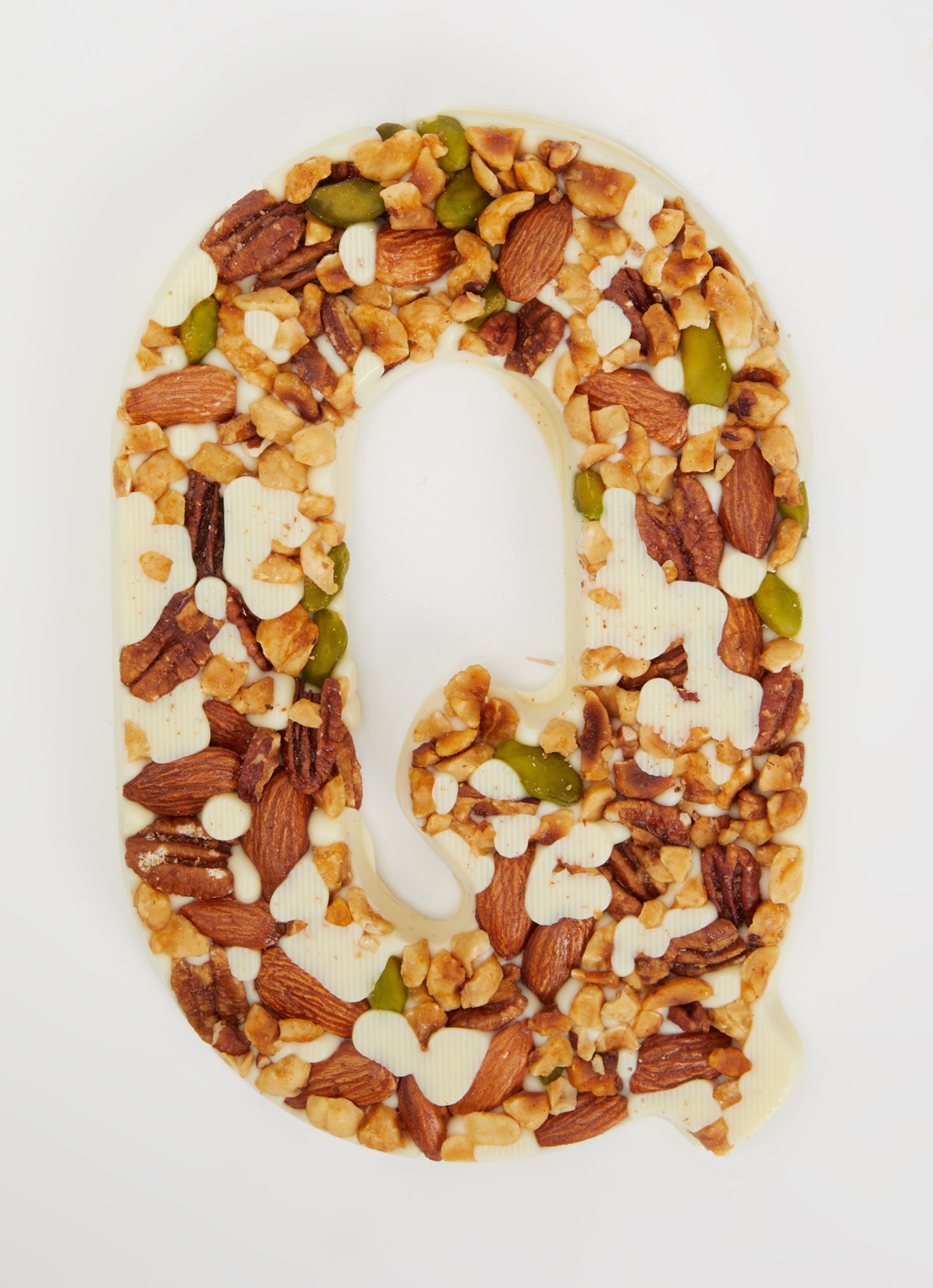 Urban Cacao Witte chocoladeletter met noten 180 gram - voorkant 2 q