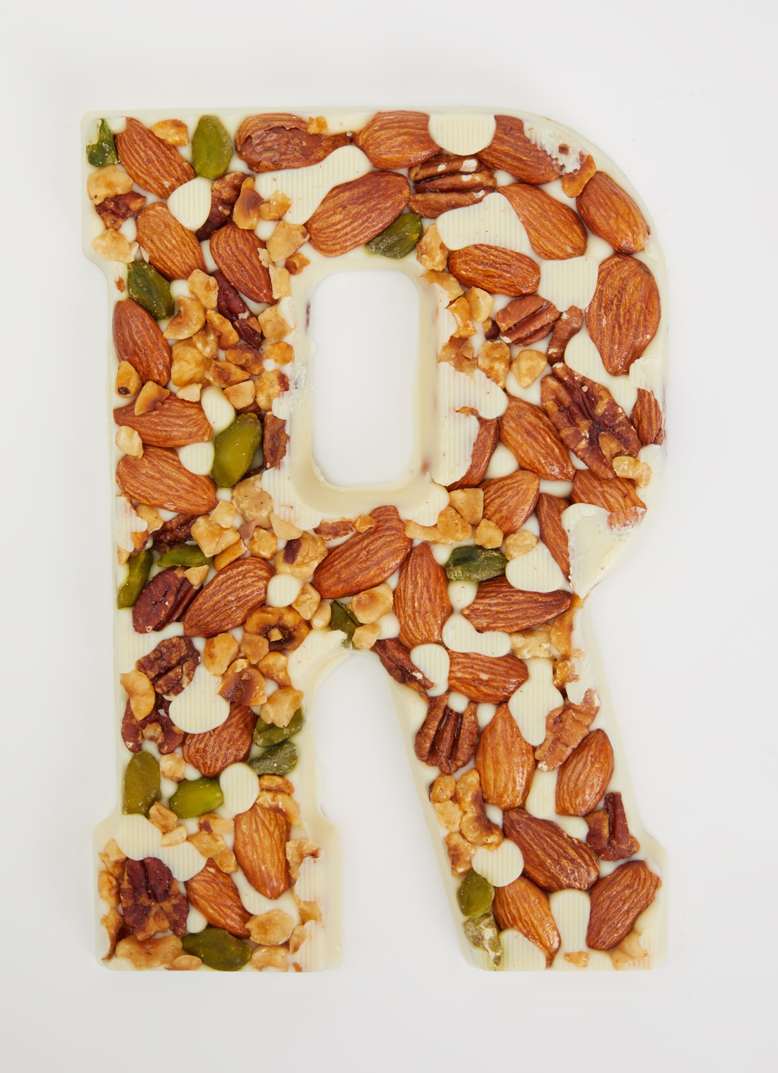 Urban Cacao Witte chocoladeletter met noten 180 gram - voorkant 2 r
