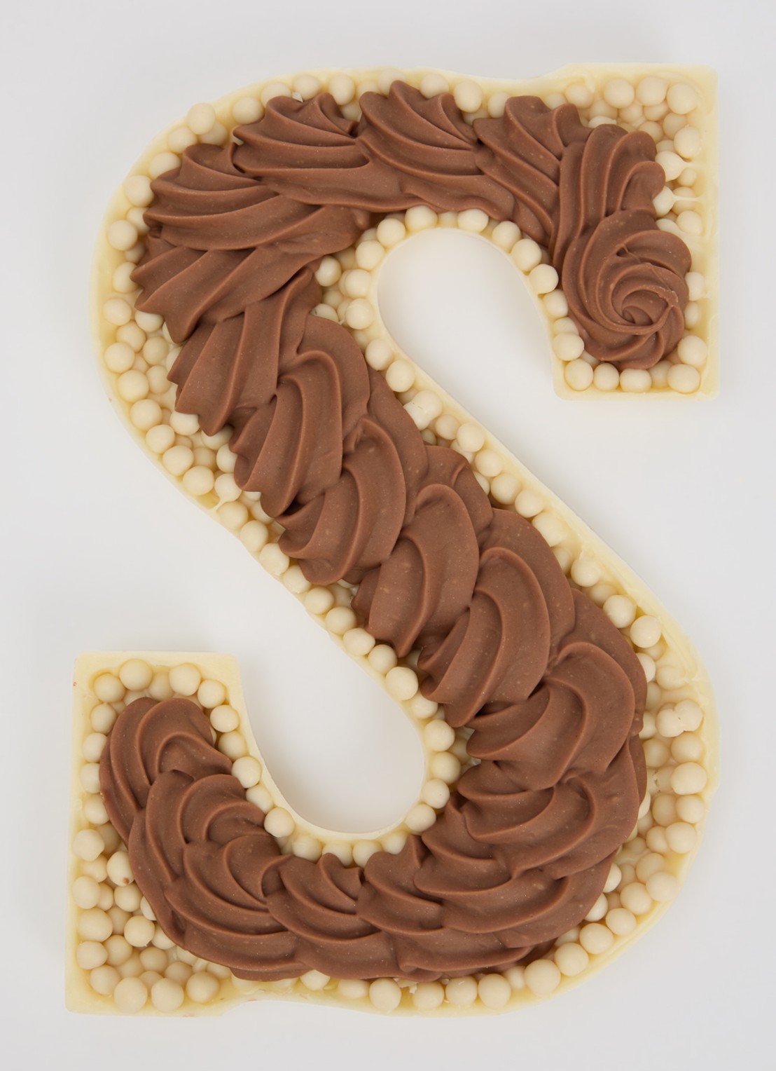 Urban Cacao Witte chocoladeletter met pralinévulling en parels 200 gram - voorkant 2 s