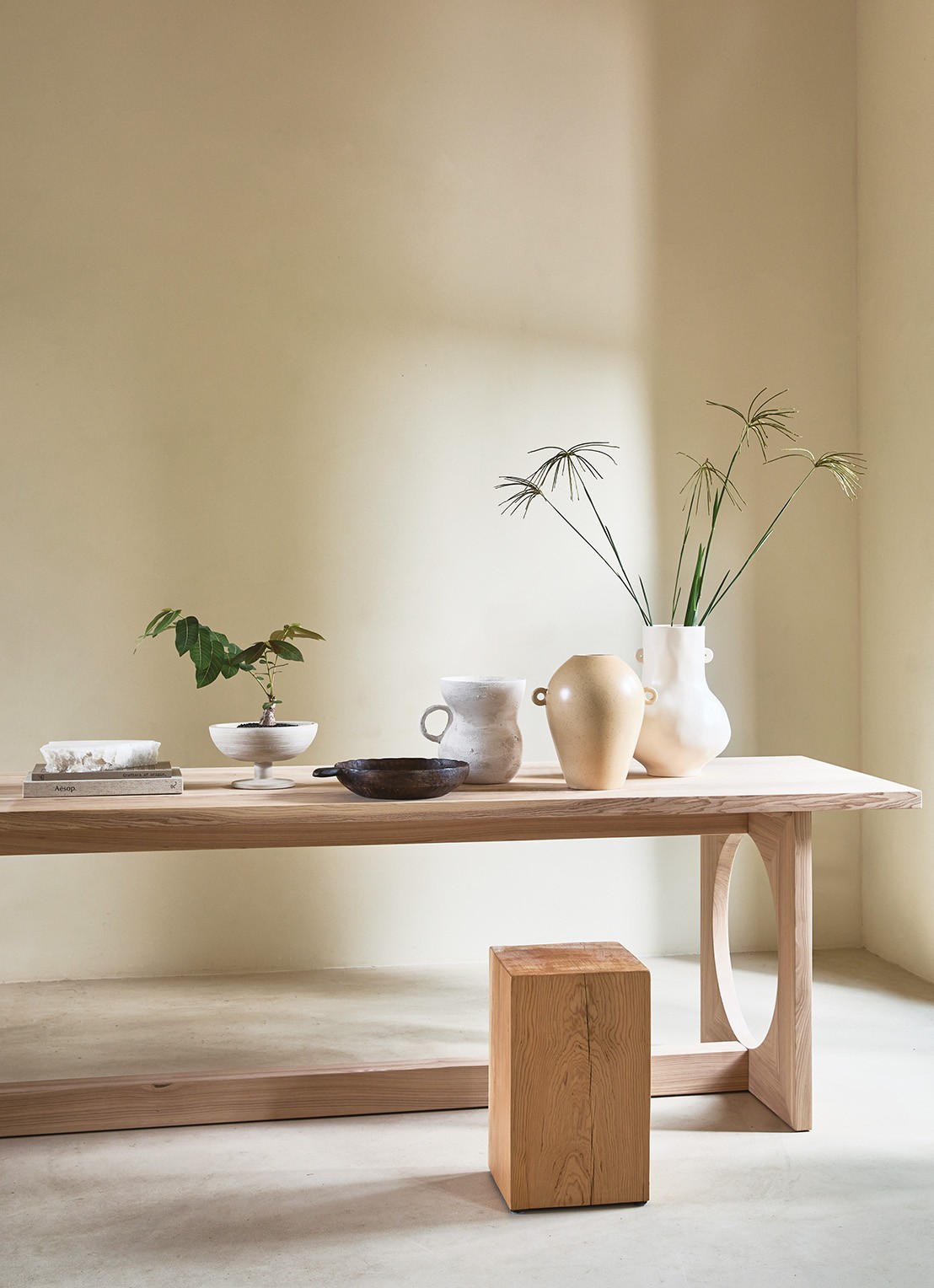 Urban Nature Culture Earthly schaal op voet 25,5 cm - voorkant 2 gebroken wit
