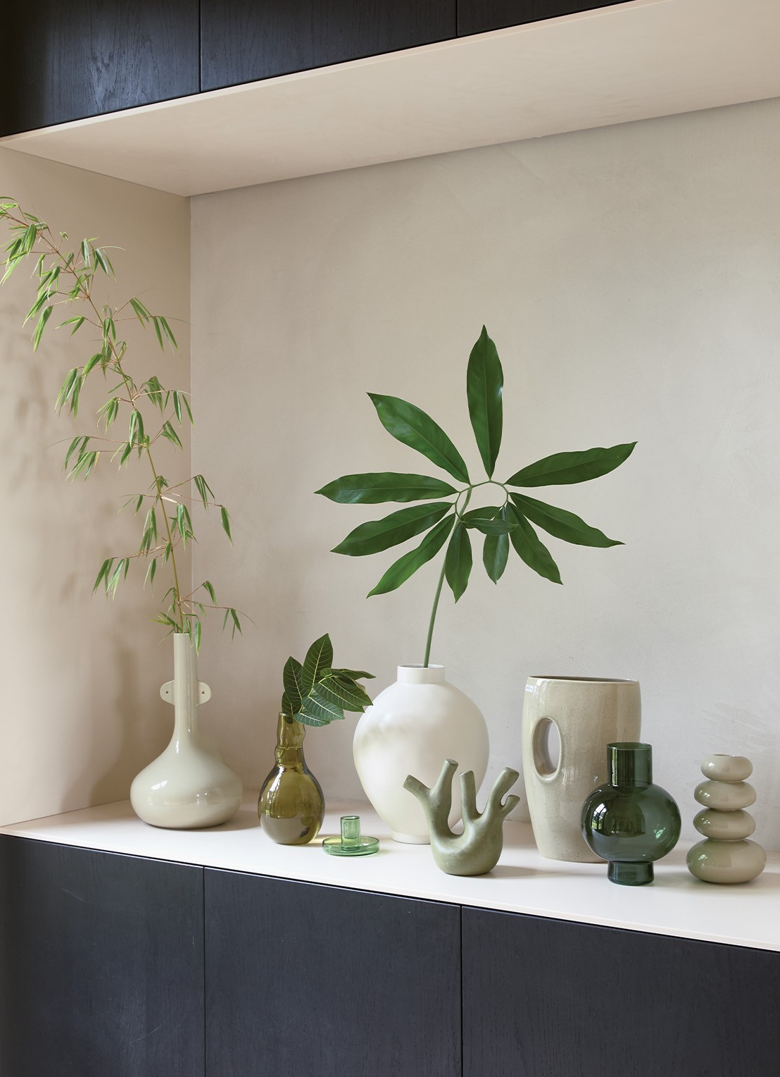 Urban Nature Culture Tummy A vaas 24 cm - voorkant 2 donkergroen