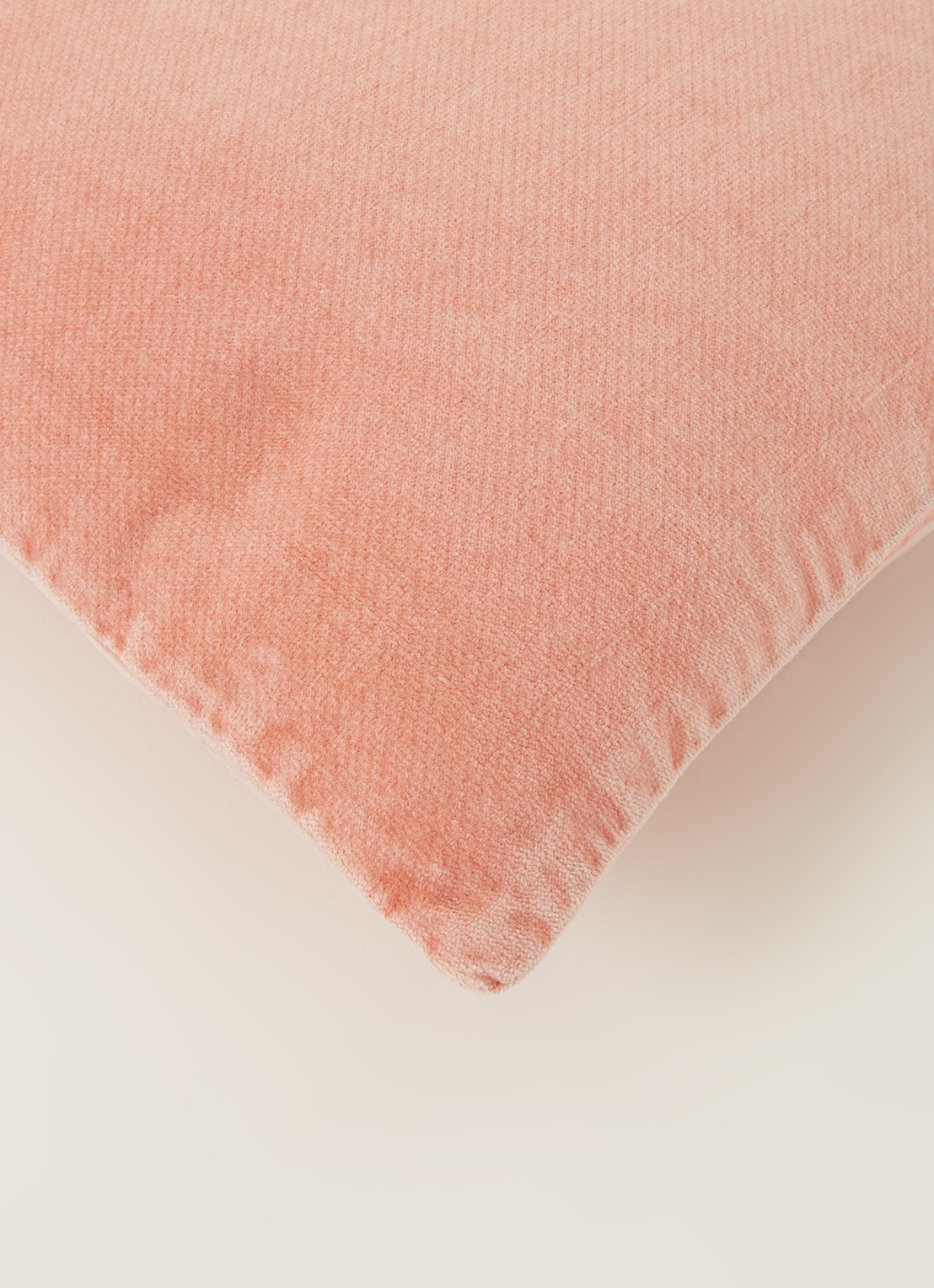 Urban Nature Culture Vintage velvet sierkussen 70 x 30 cm - detail zalmroze