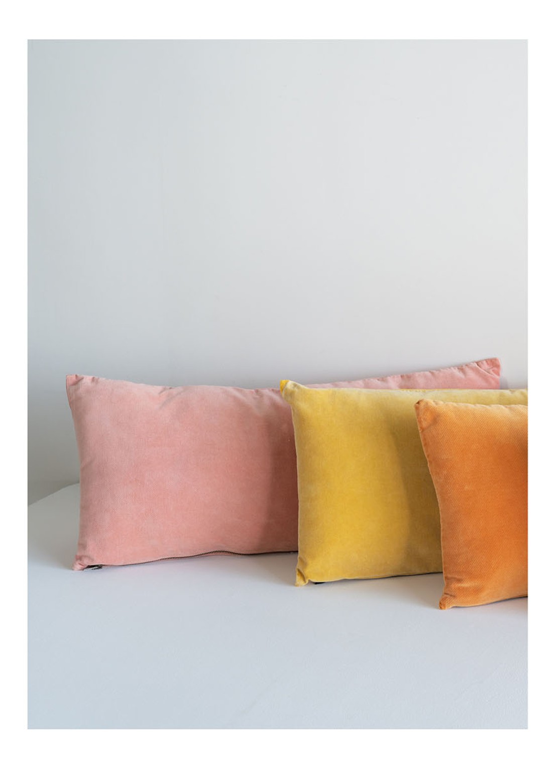 Urban Nature Culture Vintage velvet sierkussen 70 x 30 cm - voorkant 3 zalmroze
