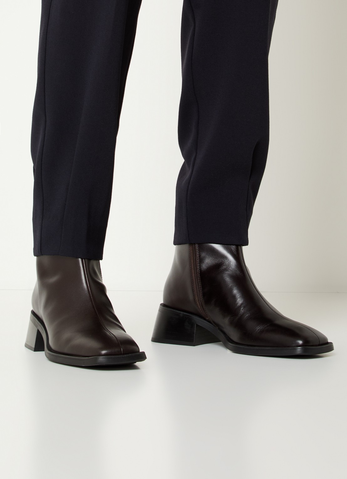 Vagabond Shoemakers Blanca enkellaarsje van leer - voorkant 2 donkerbruin