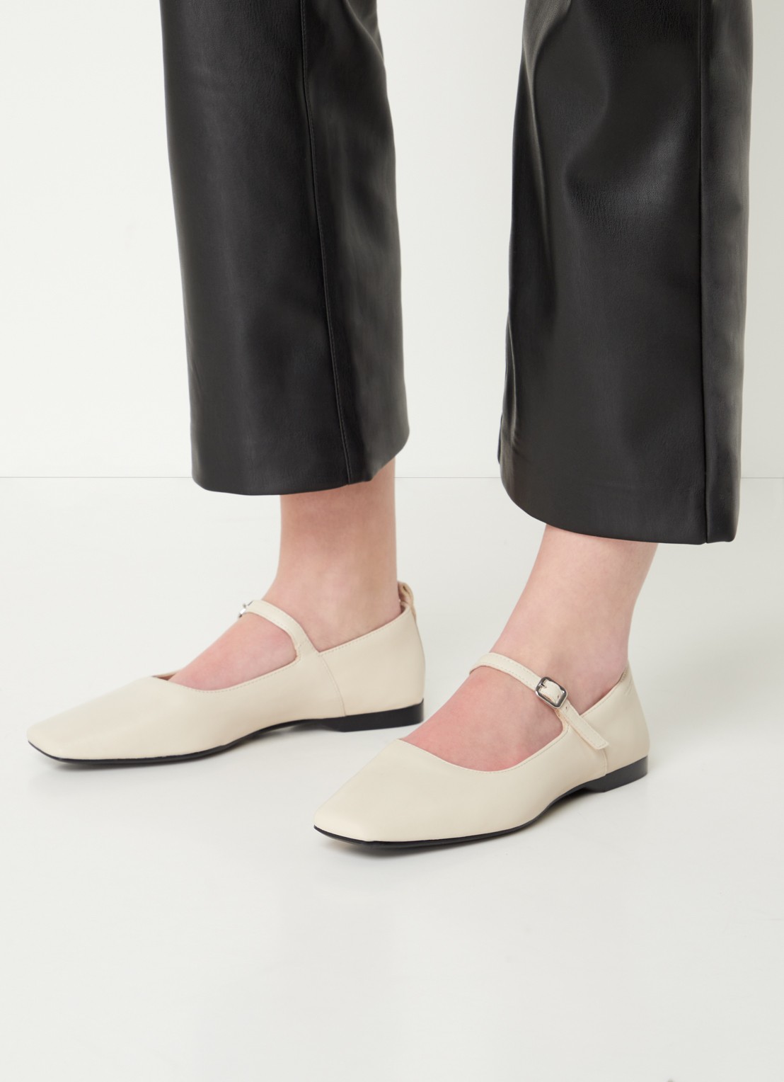 Vagabond Shoemakers Delia ballerina van leer - voorkant 2 gebroken wit