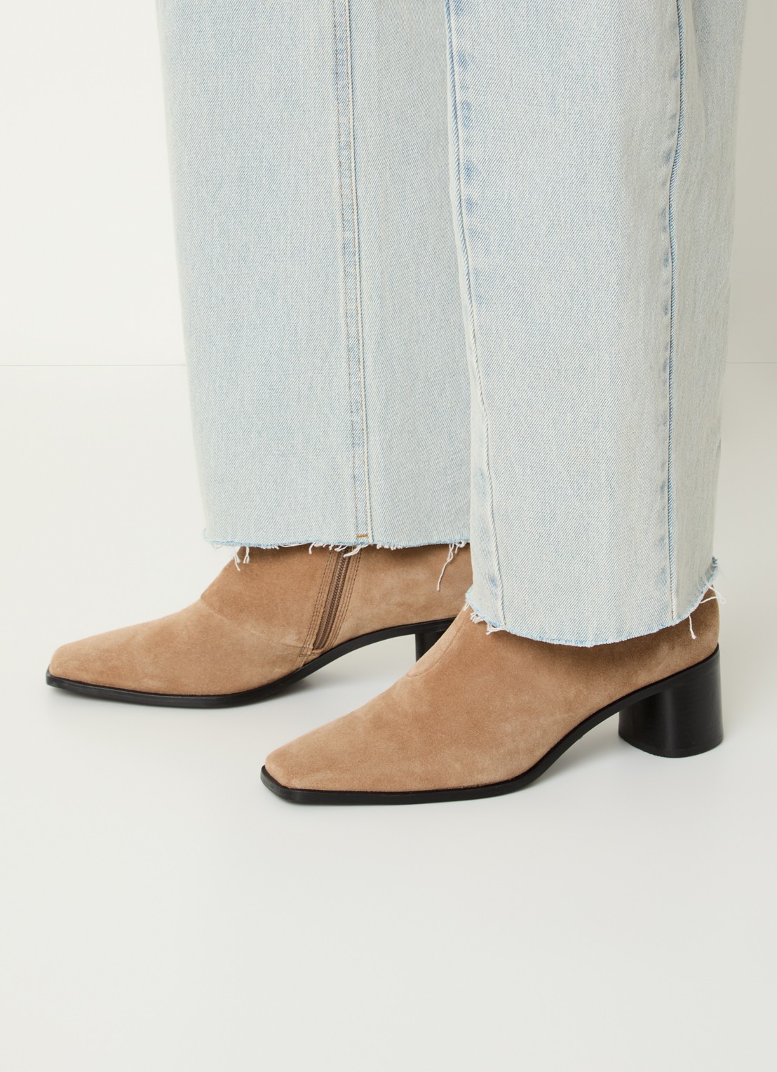 Vagabond Shoemakers Fay enkellaarsje van suède - voorkant 2 zand