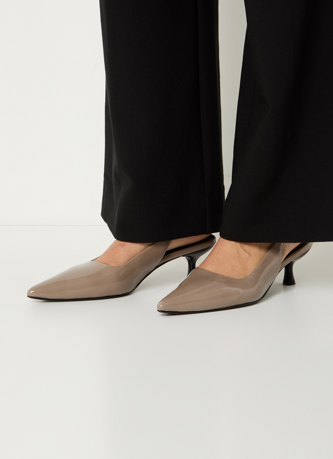 Vagabond Shoemakers Lykke slingback van lakleer - voorkant 3 taupe