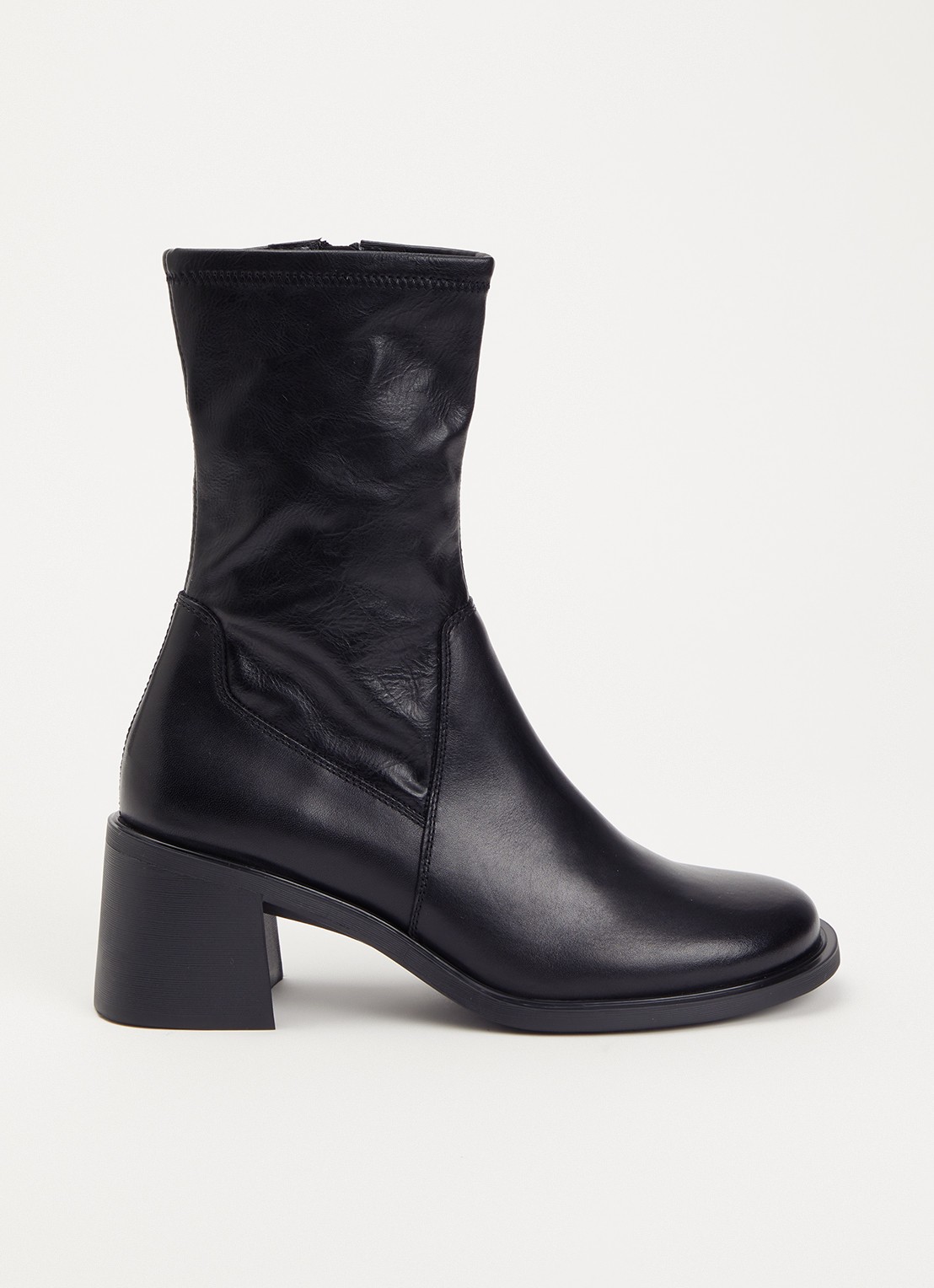 Vagabond Shoemakers Vega enkellaarsje van suède - voorkant 3 zwart