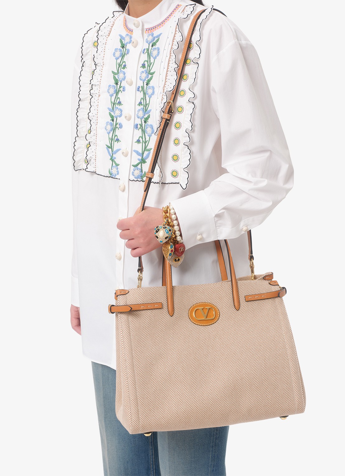 Valentino Garavani Antibes Medium shopper van canvas met leren details - detail 6 camel