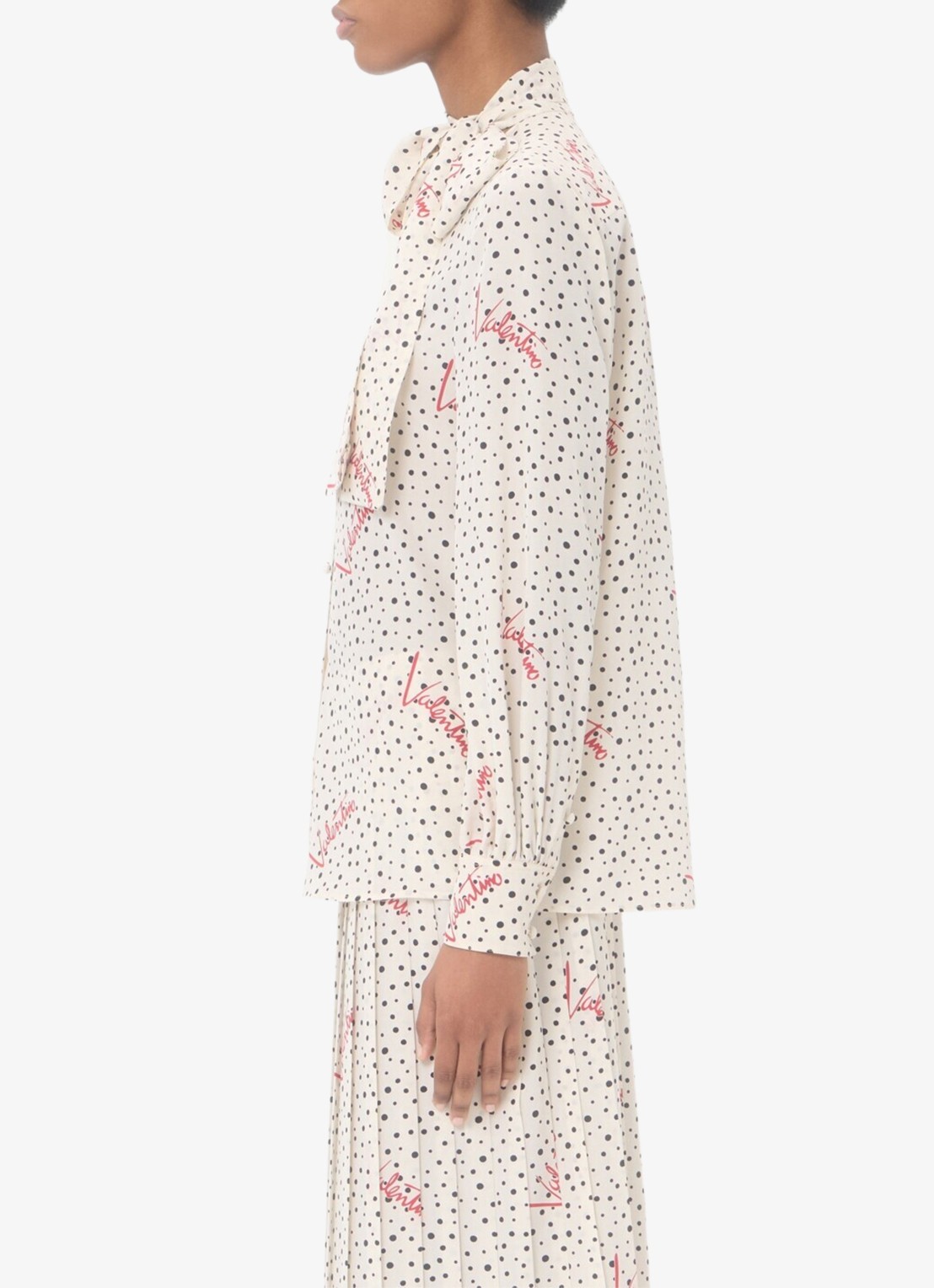 Valentino Garavani Blouse van zijde met logoprint en strikkraag - detail 3 creme