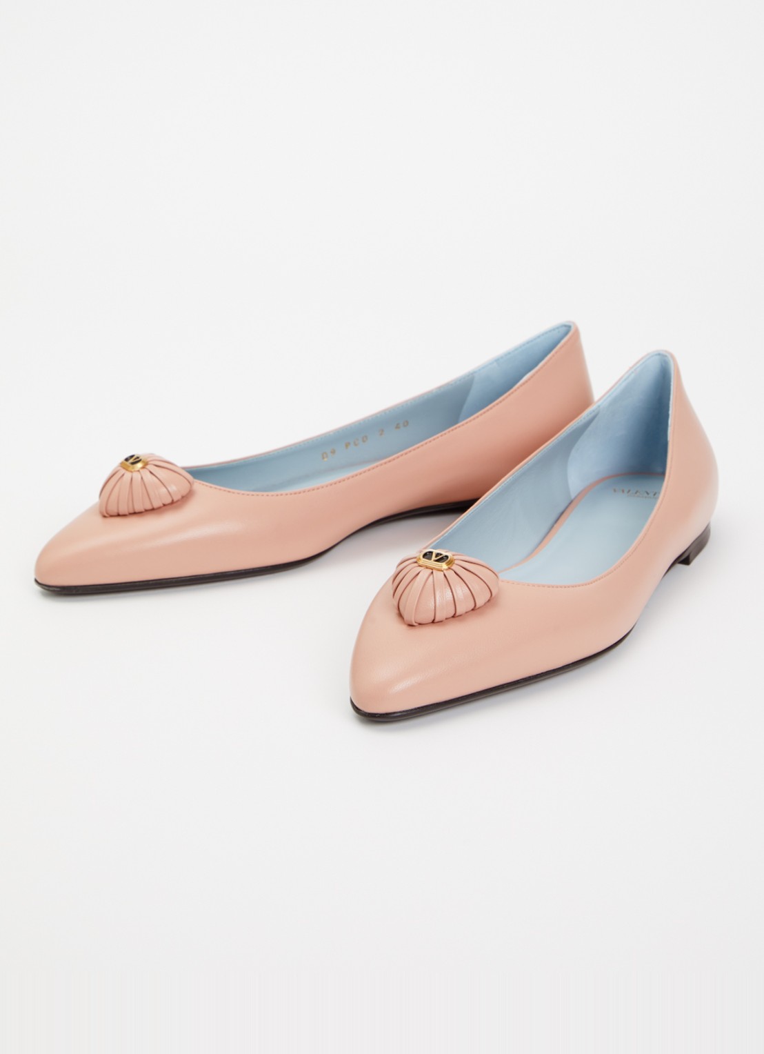 Valentino Garavani Coeur Royal ballerina van leer - detail 2 lichtroze