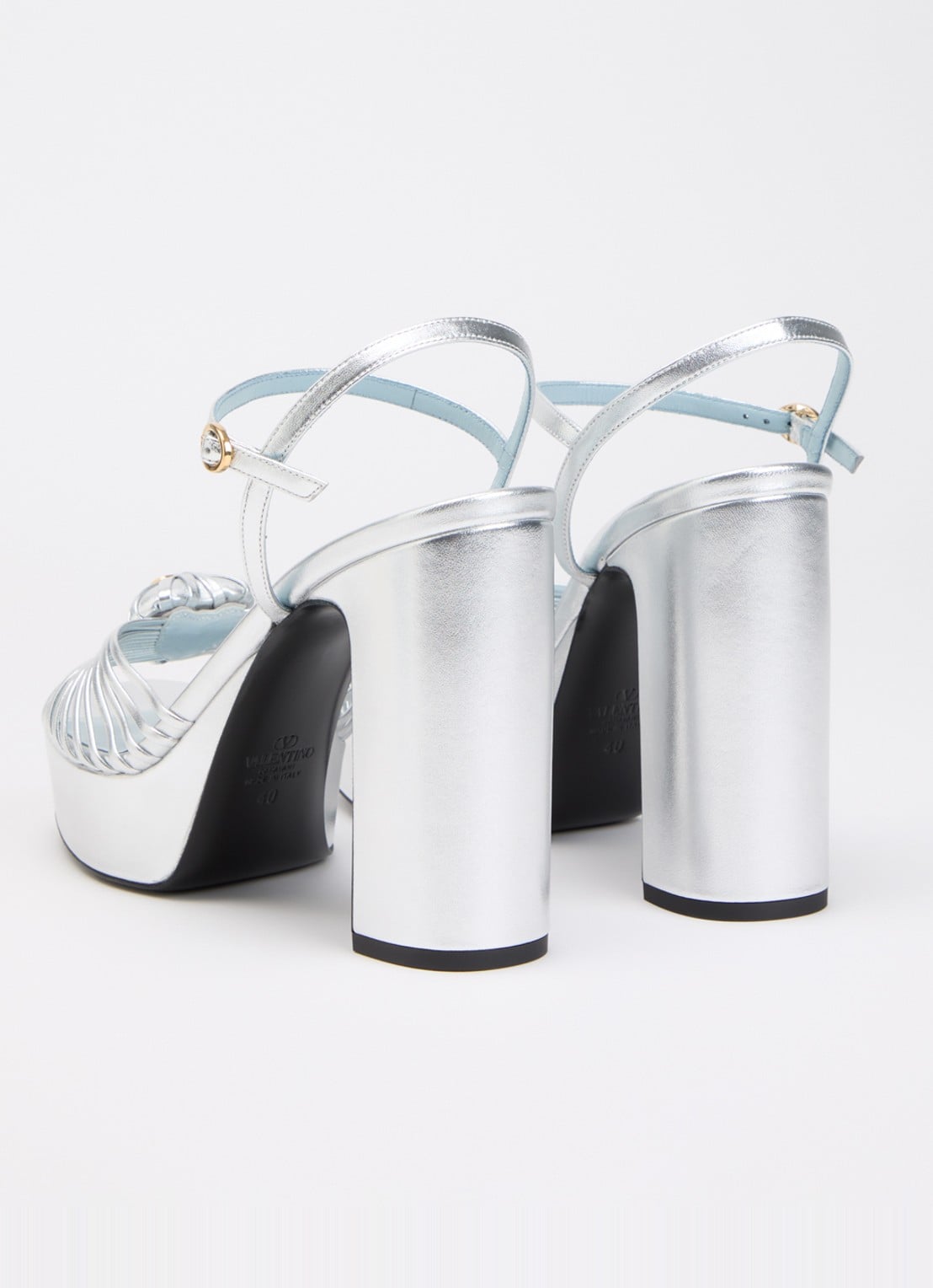 Valentino Garavani Coeur Royal sandalette van leer met metallic finish - achterkant zilver