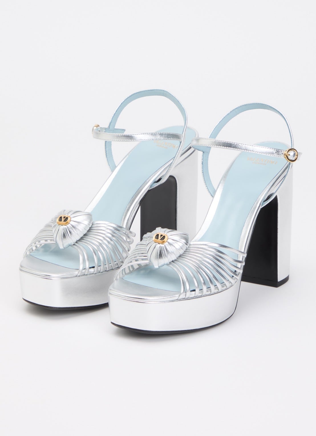 Valentino Garavani Coeur Royal sandalette van leer met metallic finish - detail 2 zilver