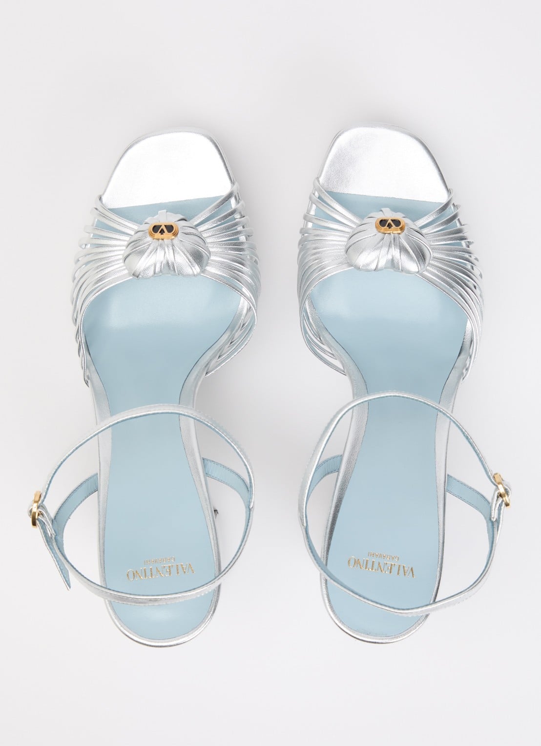 Valentino Garavani Coeur Royal sandalette van leer met metallic finish - detail 3 zilver