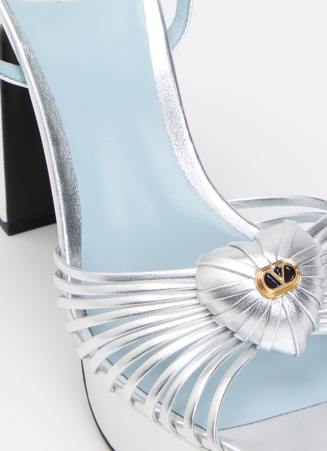 Valentino Garavani Coeur Royal sandalette van leer met metallic finish - detail 5 zilver