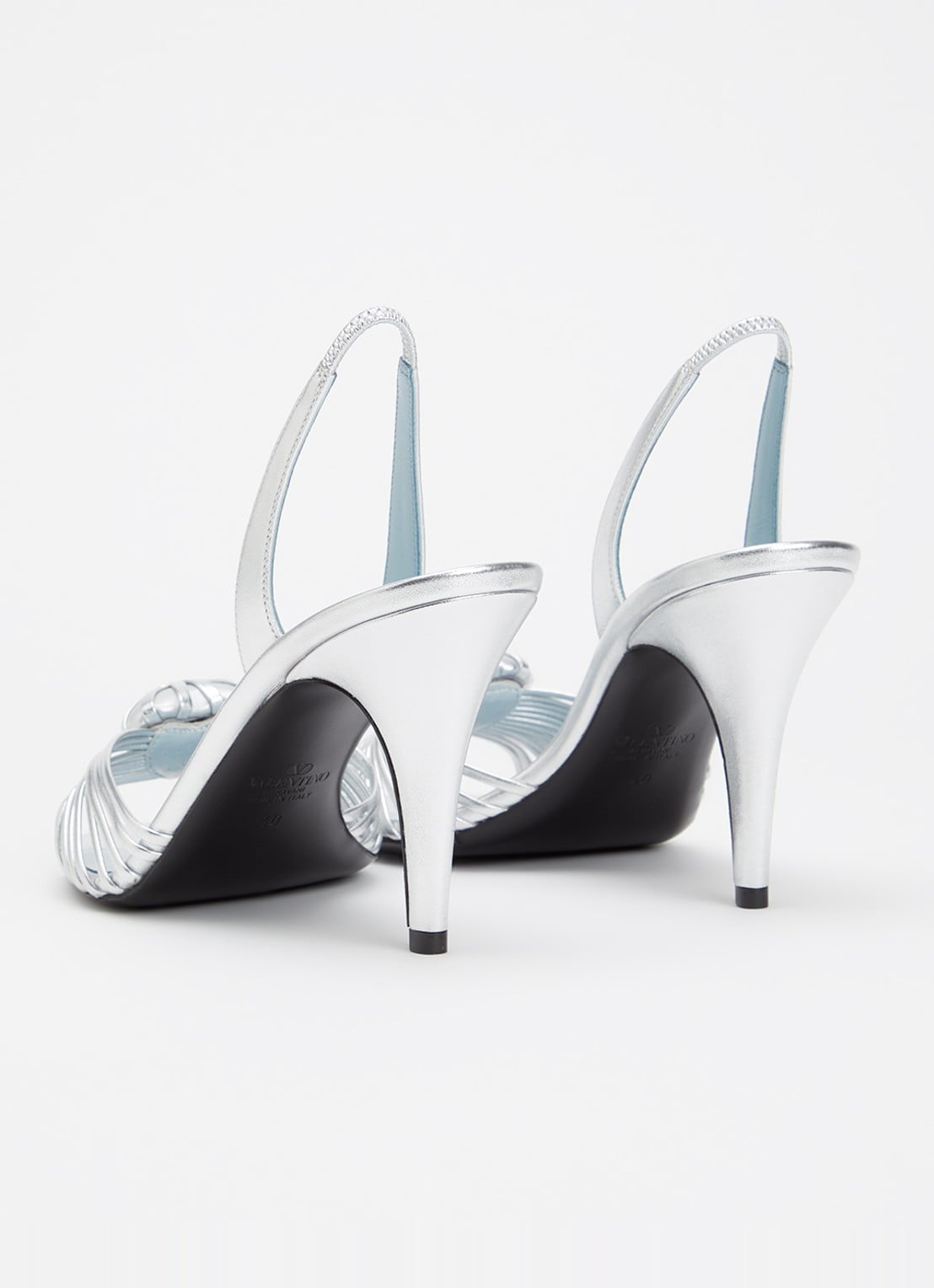 Valentino Garavani Coeur Royal sandalette van leer met metallic finish - achterkant zilver