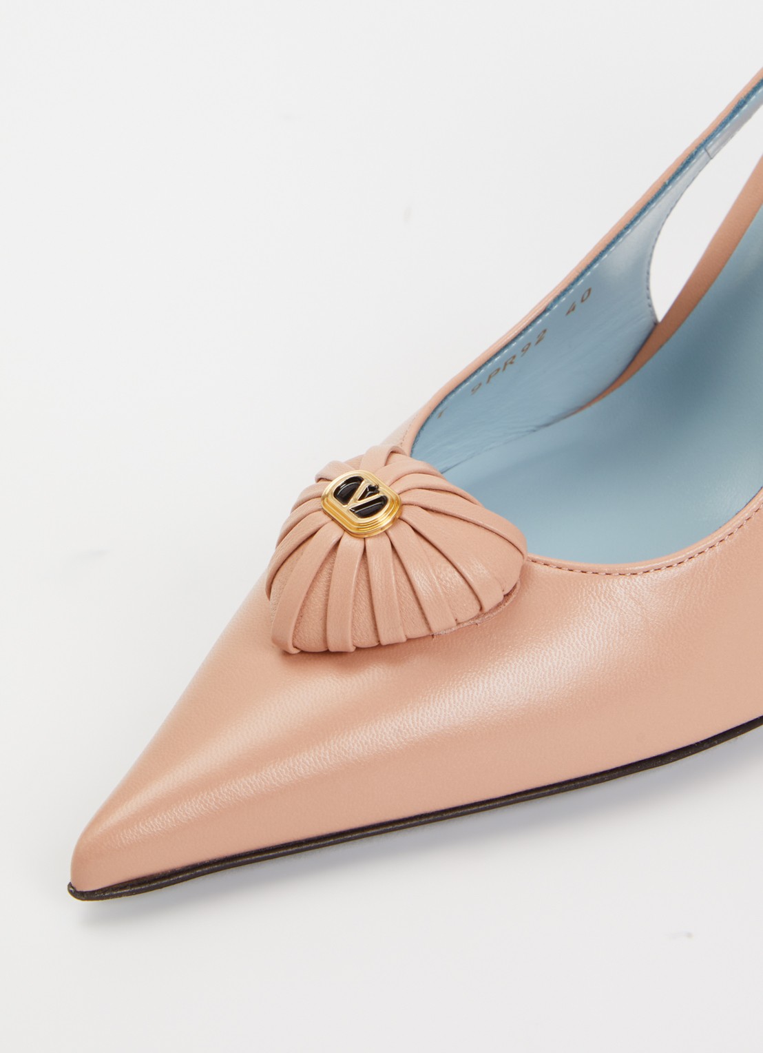 Valentino Garavani Coeur Royal slingback van geitenleer met applicatie - detail 5 lichtroze