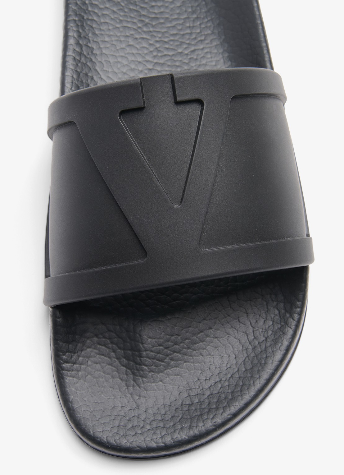 Valentino Garavani Coolslide slipper van rubber - detail 6 zwart