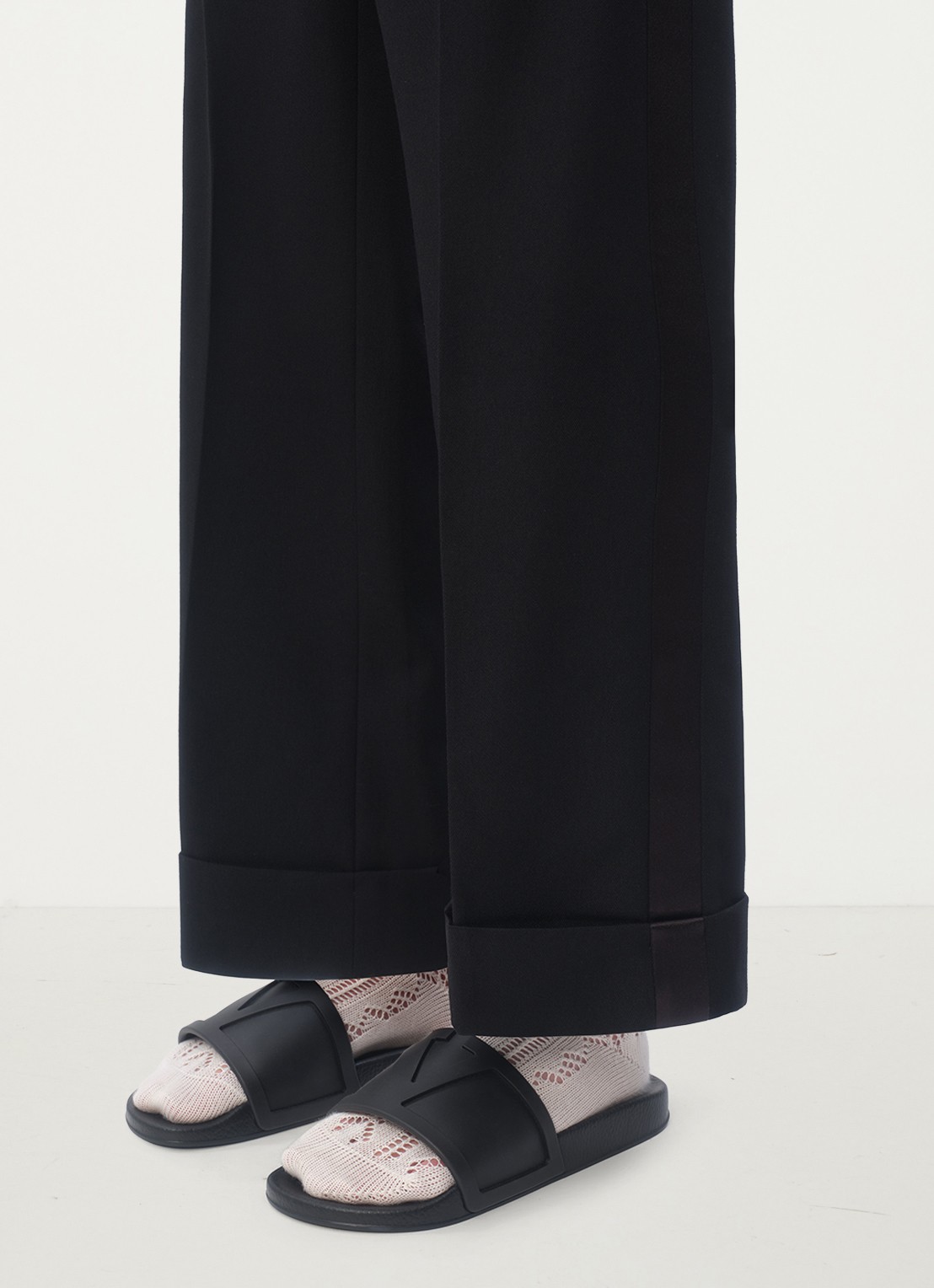 Valentino Garavani Coolslide slipper van rubber - voorkant 2 zwart