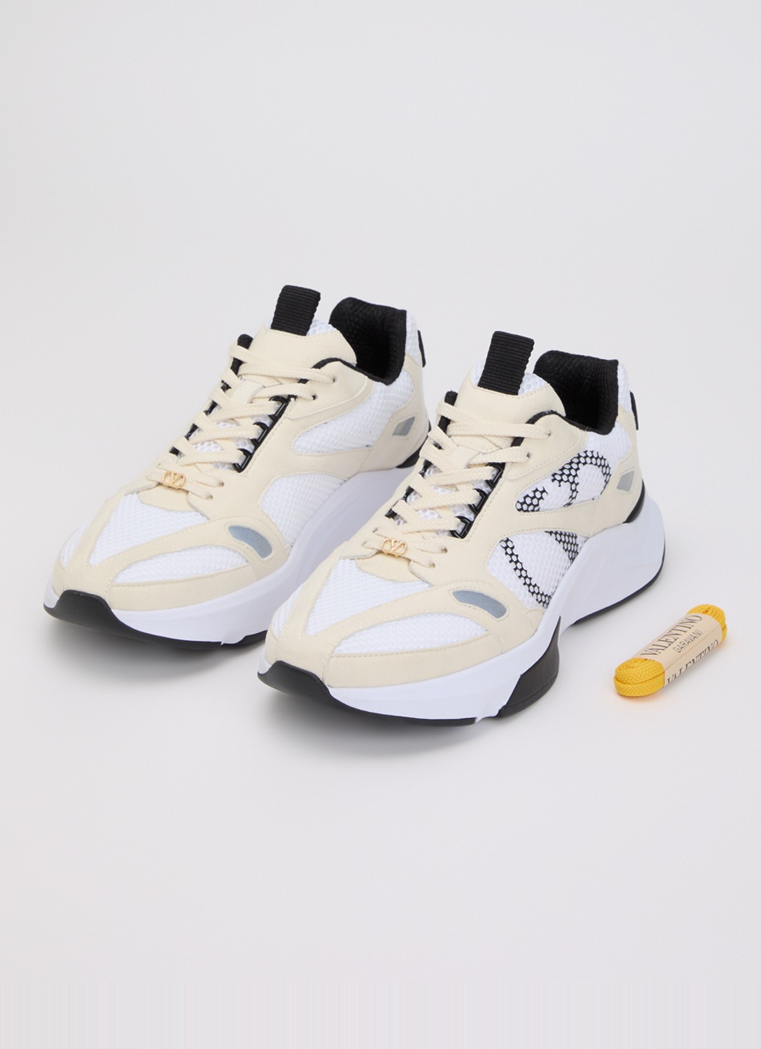 Valentino Garavani Demivee sneaker met suède details - detail 2 wit