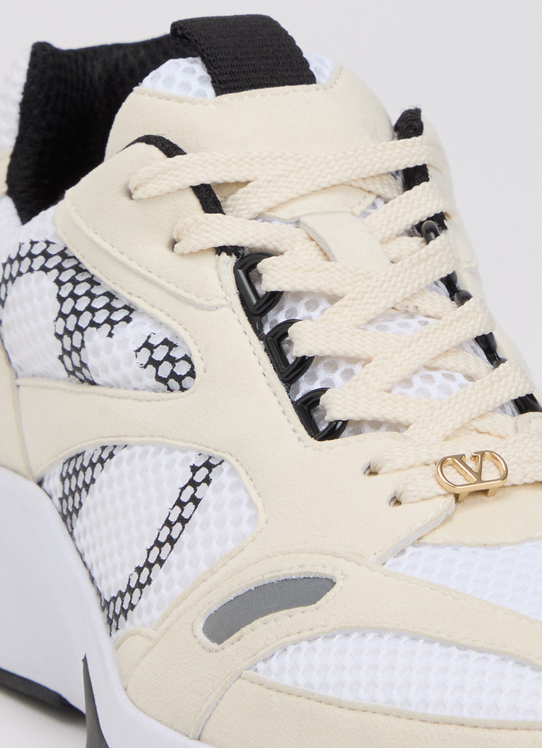 Valentino Garavani Demivee sneaker met suède details - detail 5 wit